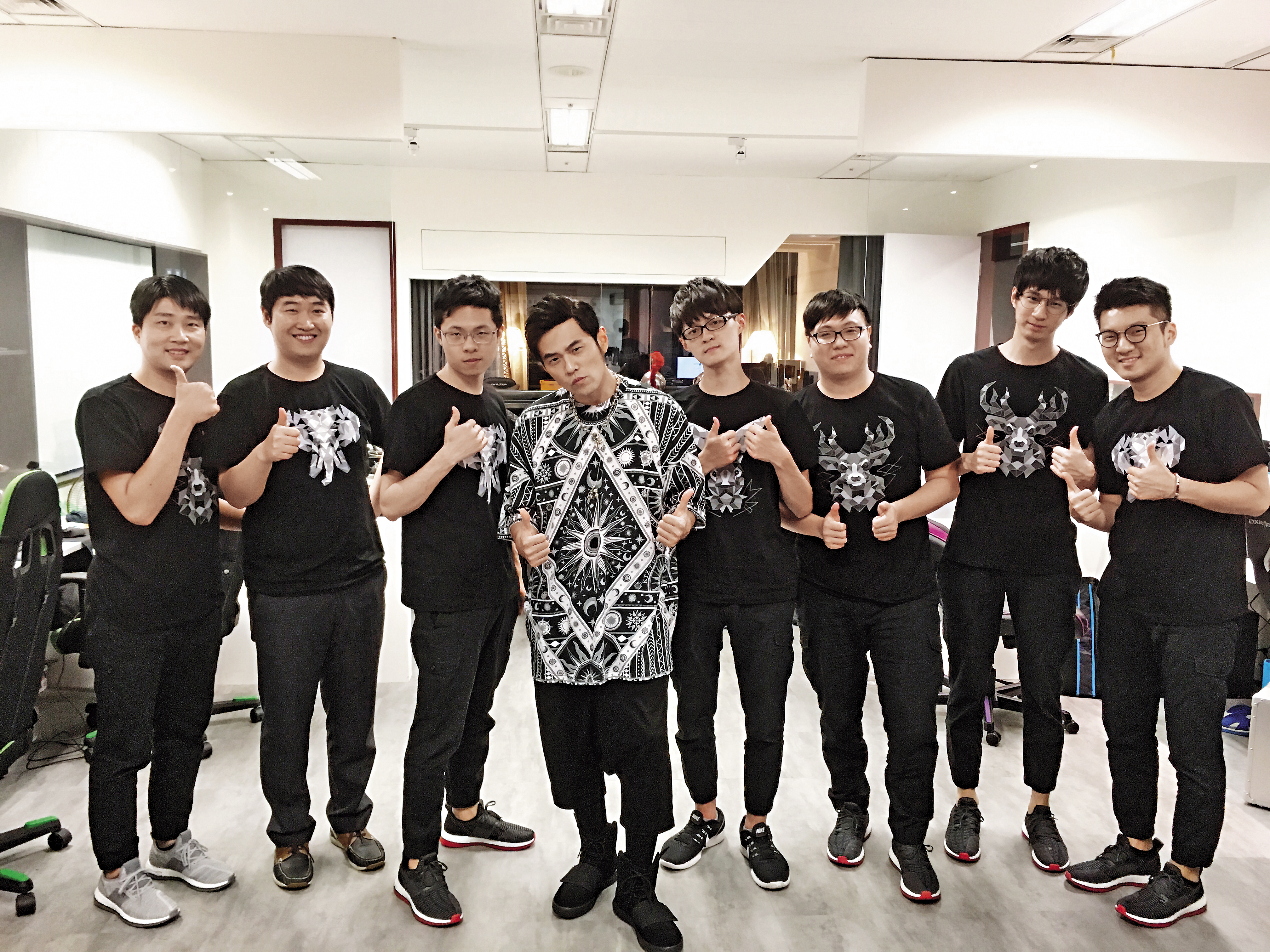 周杰倫與中國數碼文化集團共組電競戰隊JTeam後，常現身公司關心團員練習狀況。（左起戰隊經理 陳韋銘、前韓籍教練Sim、Morning、周杰倫、FoFo、BeBe、Refra1n、Jay）（杰藝文創提供）