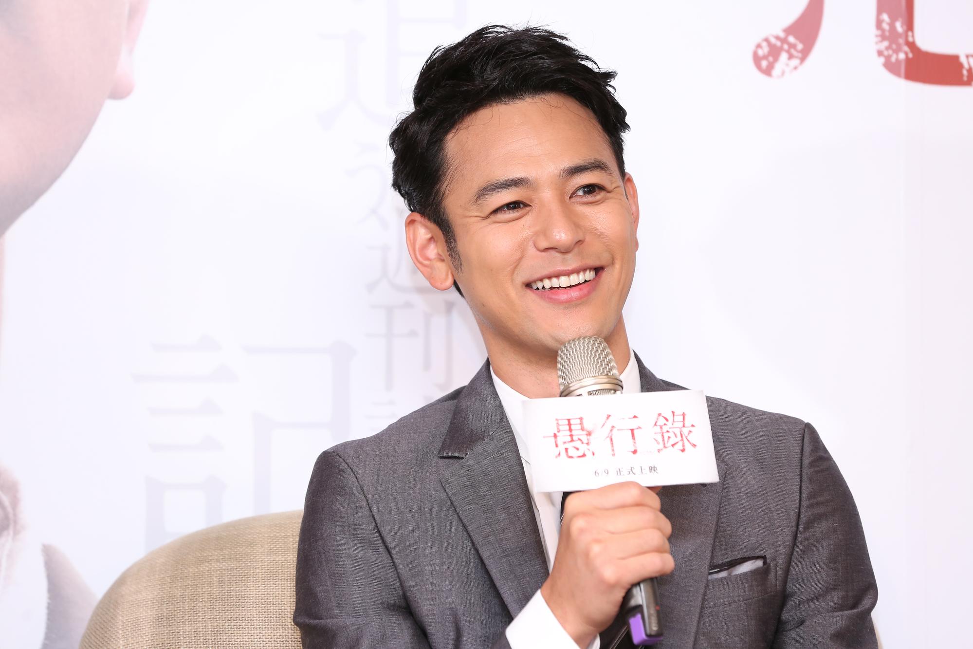 日本影星妻夫木聰來台宣傳《愚行錄》，37歲的他笑起來多了魚尾紋，仍不減帥氣。