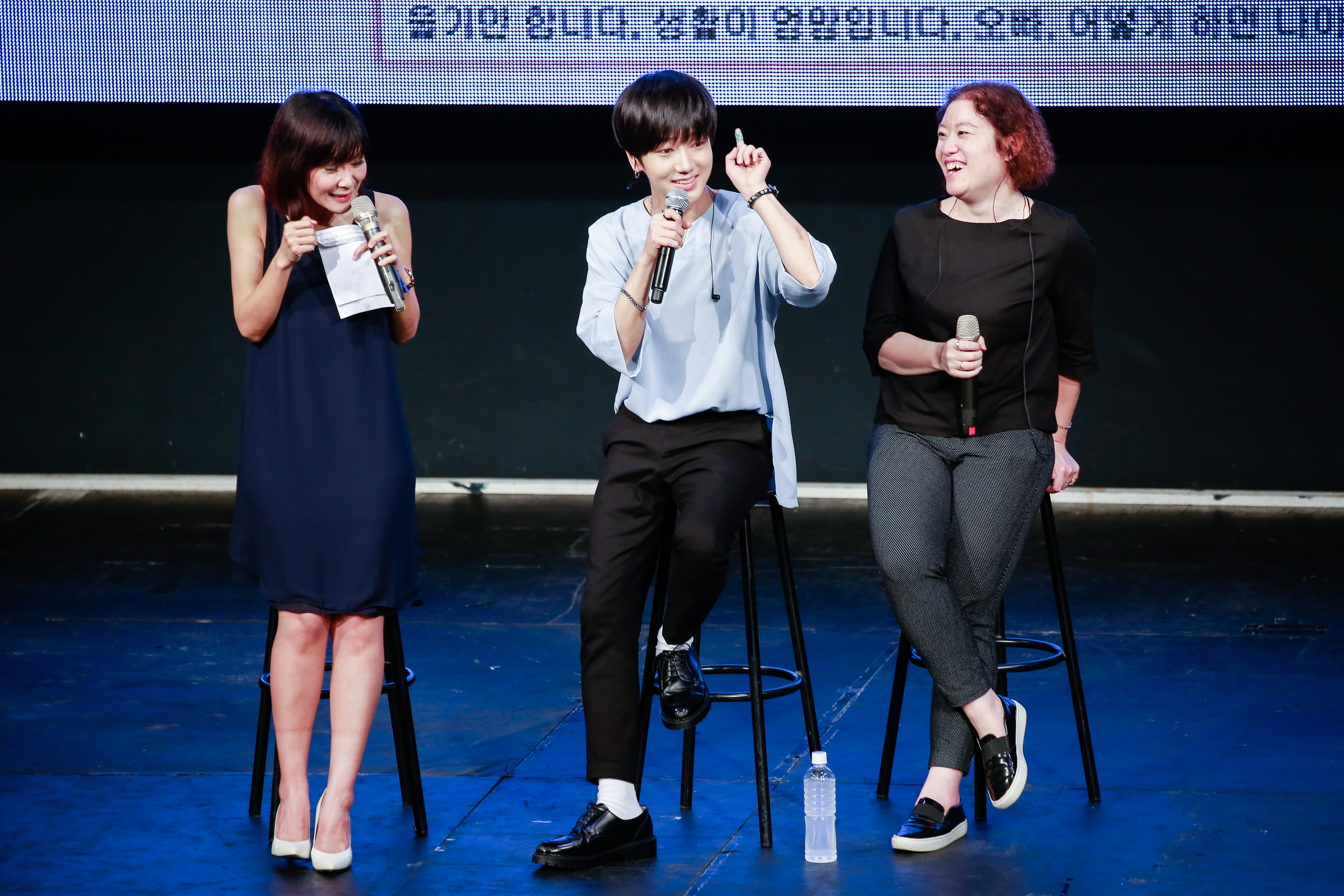 Super Junior成員藝聲被問如何脫離「母胎單身」？他以誇張手勢地指著粉絲們：「妳們真的不知道問題在哪裡嗎？」模樣逗趣。