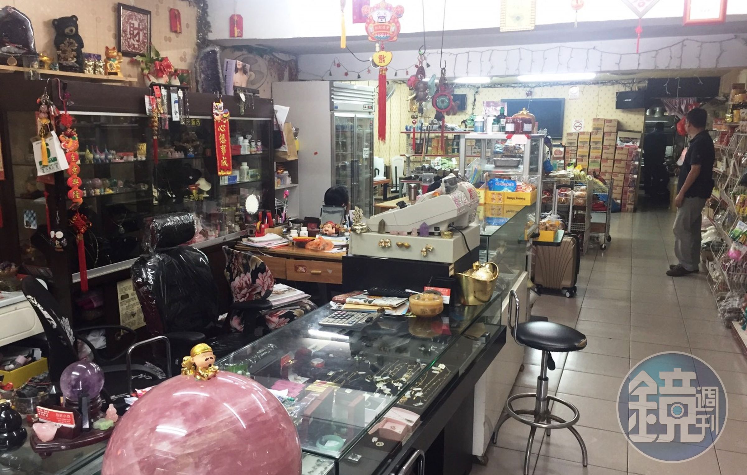 專營食品買賣的印尼商店，實則用合法掩護非法。