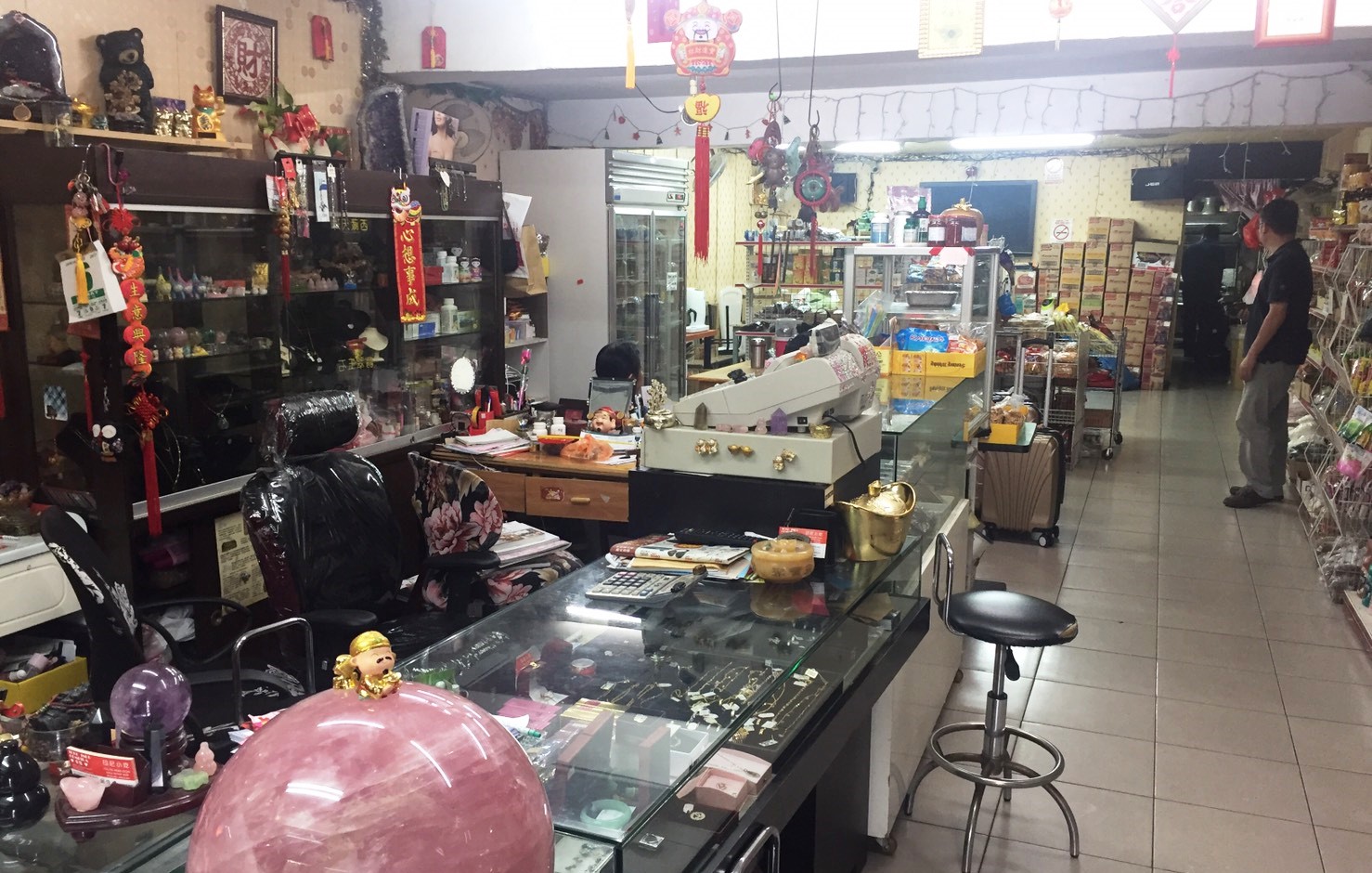 專營食品買賣的印尼商店，實則用合法掩護非法。