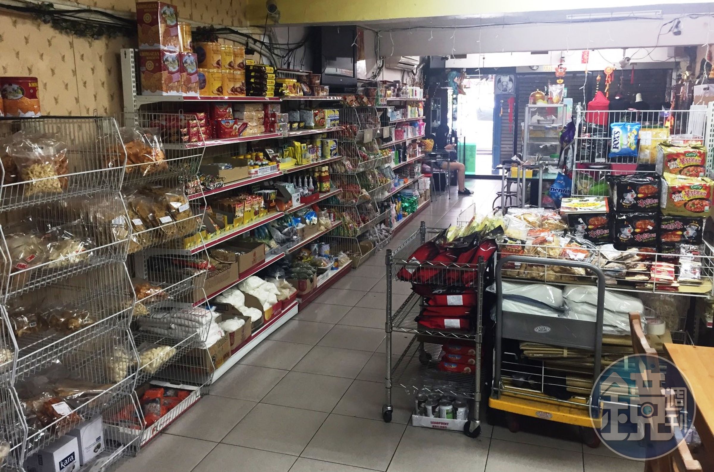 專營食品買賣的印尼商店，實則用合法掩護非法。