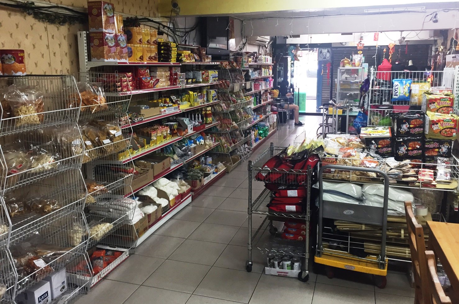 專營食品買賣的印尼商店，實則用合法掩護非法。
