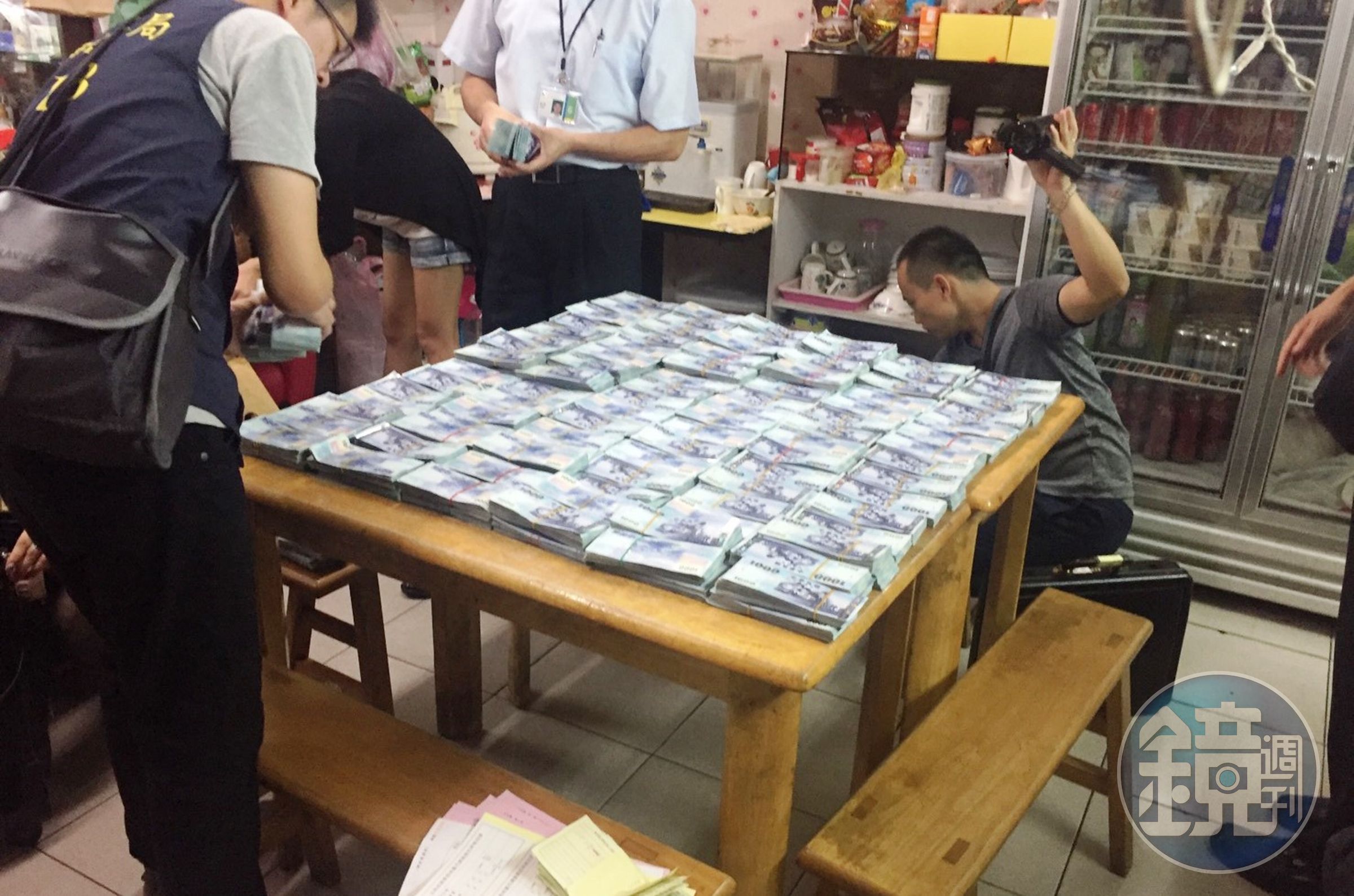 警方在吳嫌的店內找到大量匯款，也在機場找到要出境的吳嫌。
