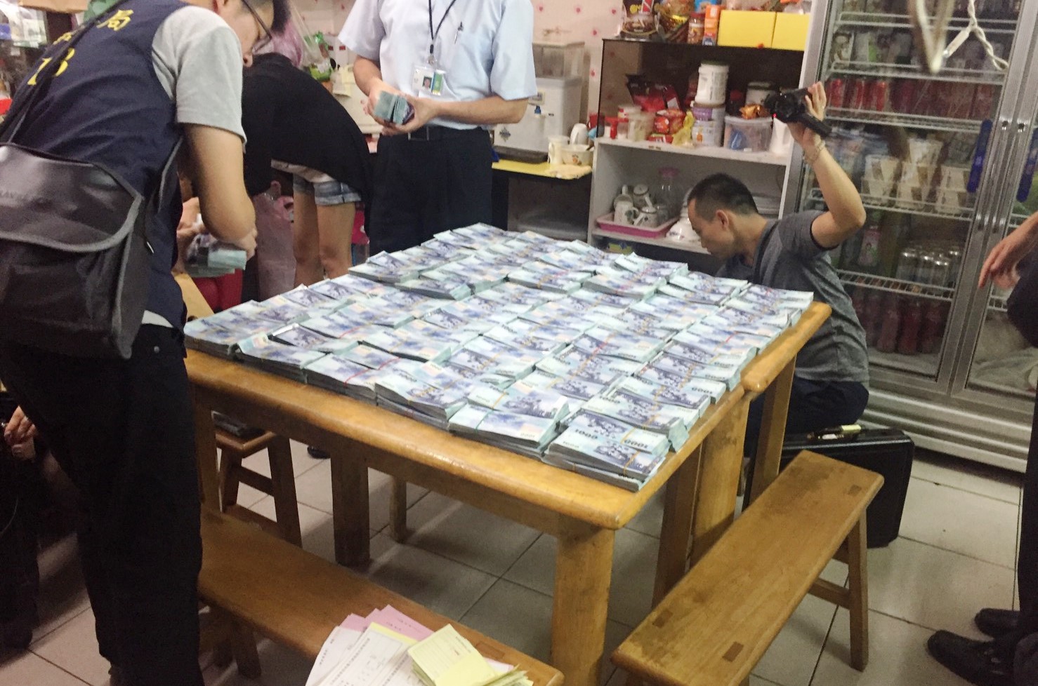 警方在吳嫌的店內找到大量匯款，也在機場找到要出境的吳嫌。