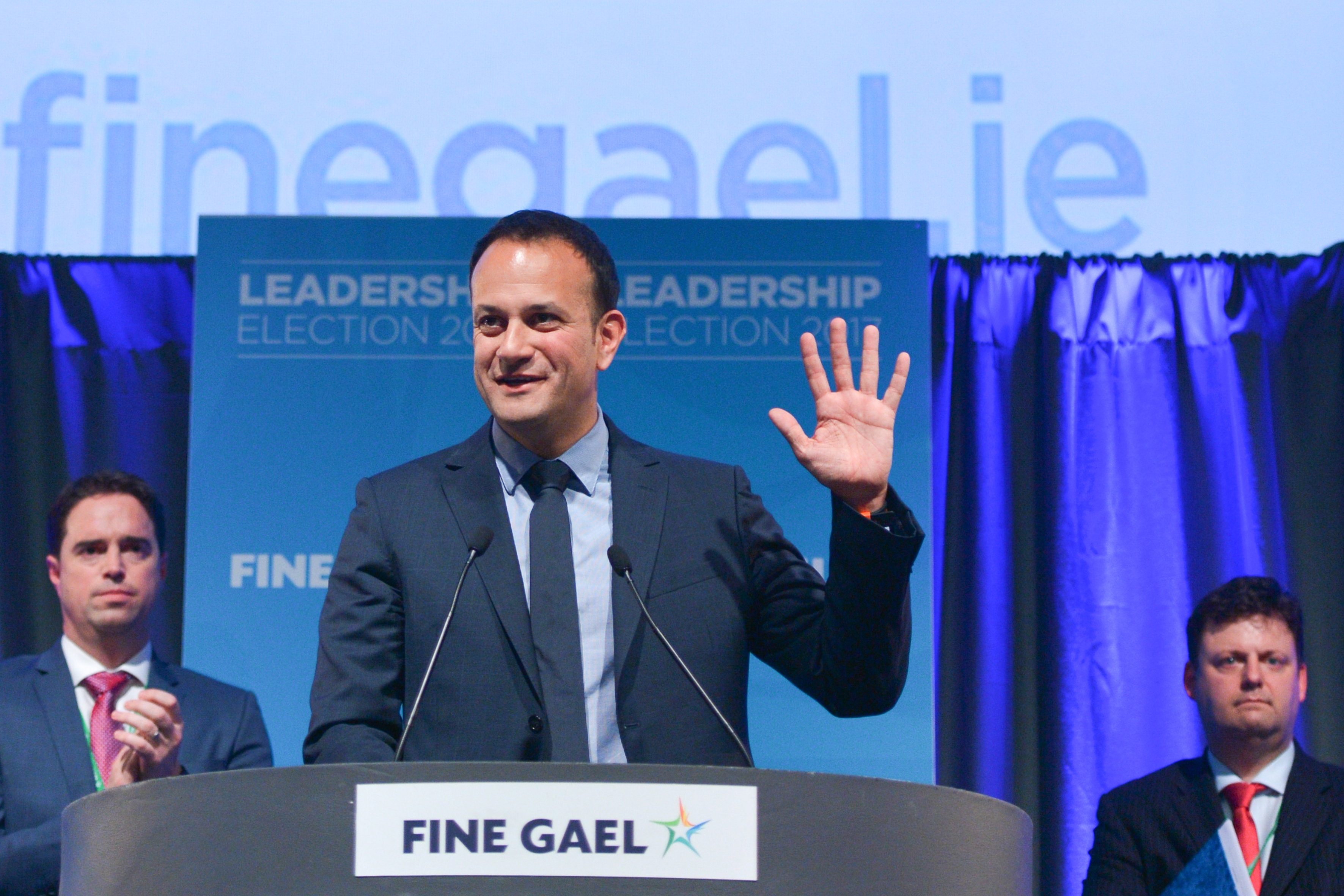 即將繼任愛爾蘭總理的瓦拉德卡寫下多個紀錄：他是愛爾蘭歷來最年輕總理、第一個出櫃的同志總理、以及第一個亞裔移民後裔總理。（東方IC）