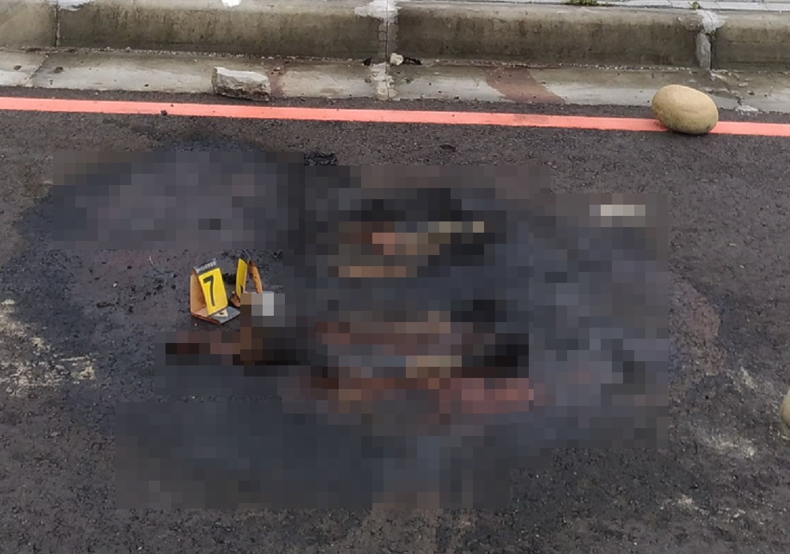 焚屍現場一片焦黑,不但面目性別難辨,且屍骸殘缺,令人觸目心驚。