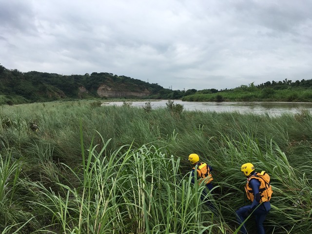 老翁可能墜溪被湍流沖走，警消溯溪搜救。