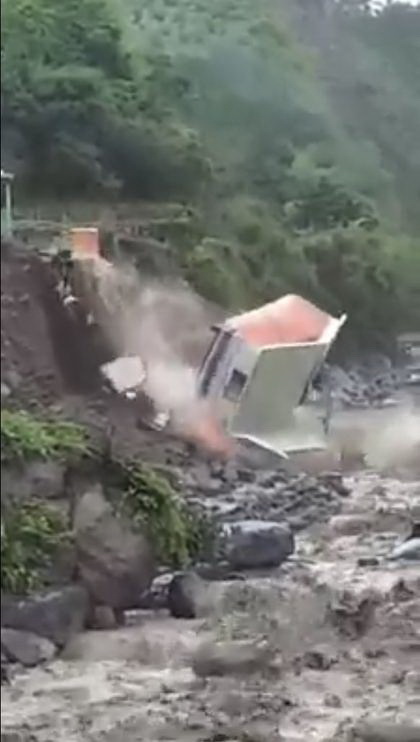 轉眼間,鐵皮屋已經在溪底,幸好居民早已撤退。