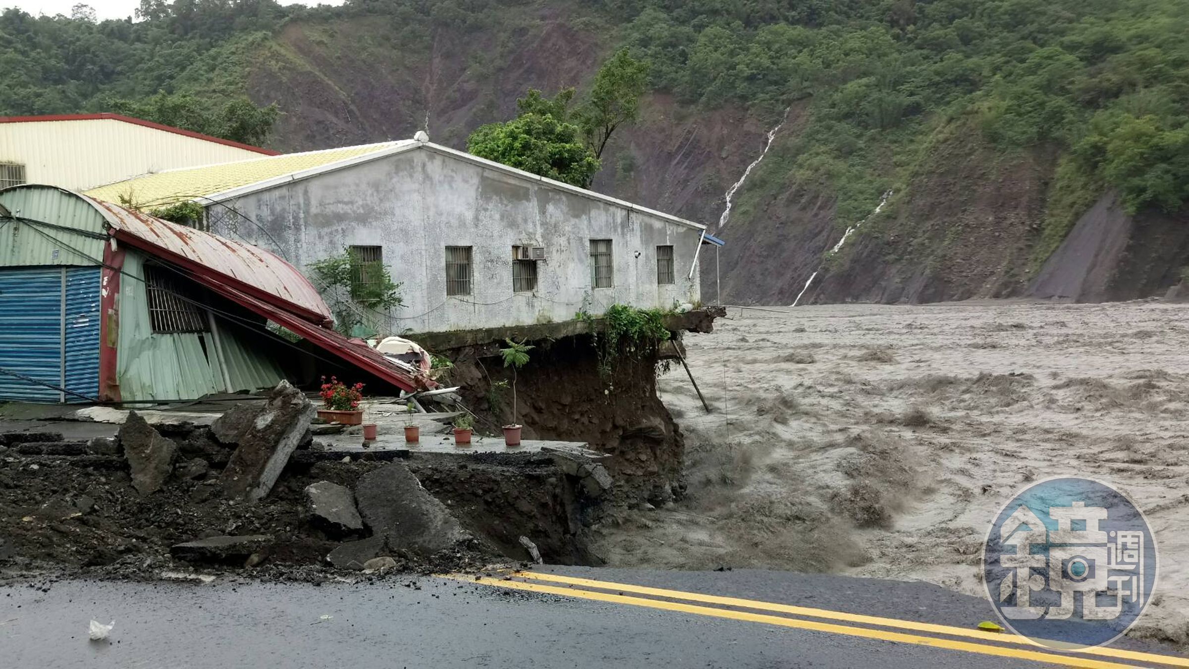 緊鄰河床邊的民宅因為地基遭到沖刷掏空，呈現半騰空狀態，場面十分驚險。