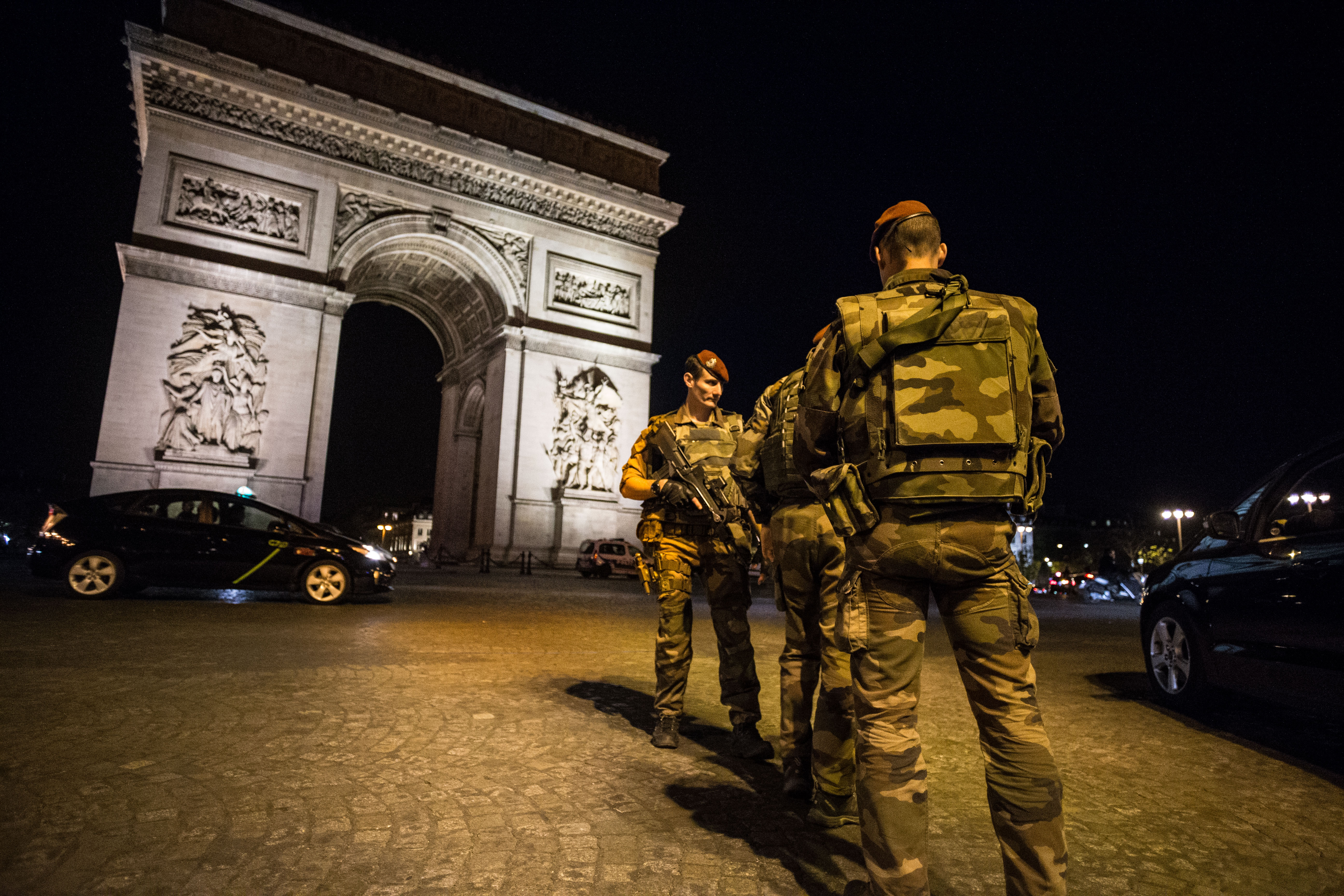 歐洲恐怖攻擊頻傳，圖為4月20號巴黎凱旋門附近發生槍手襲警事件後，法國軍警戒備情形。（東方IC）