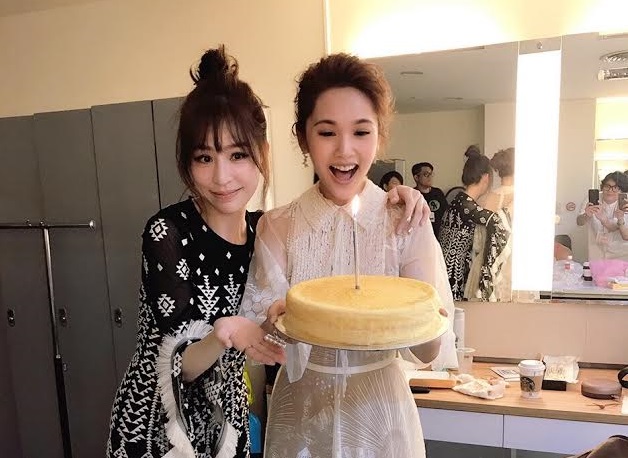 王心凌端出Lady M蛋糕為楊丞琳慶生。（環球提供）