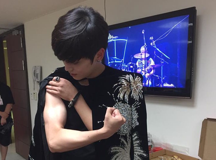 畢書盡後台對記者秀出肌肉。（讀者提供）