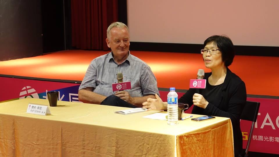 桃園電影節策展人游惠貞主持座談，左為 德國電影歷史學家及資深記者勞夫．申克（Ralf Schenk）。(取自桃園電影節臉書)