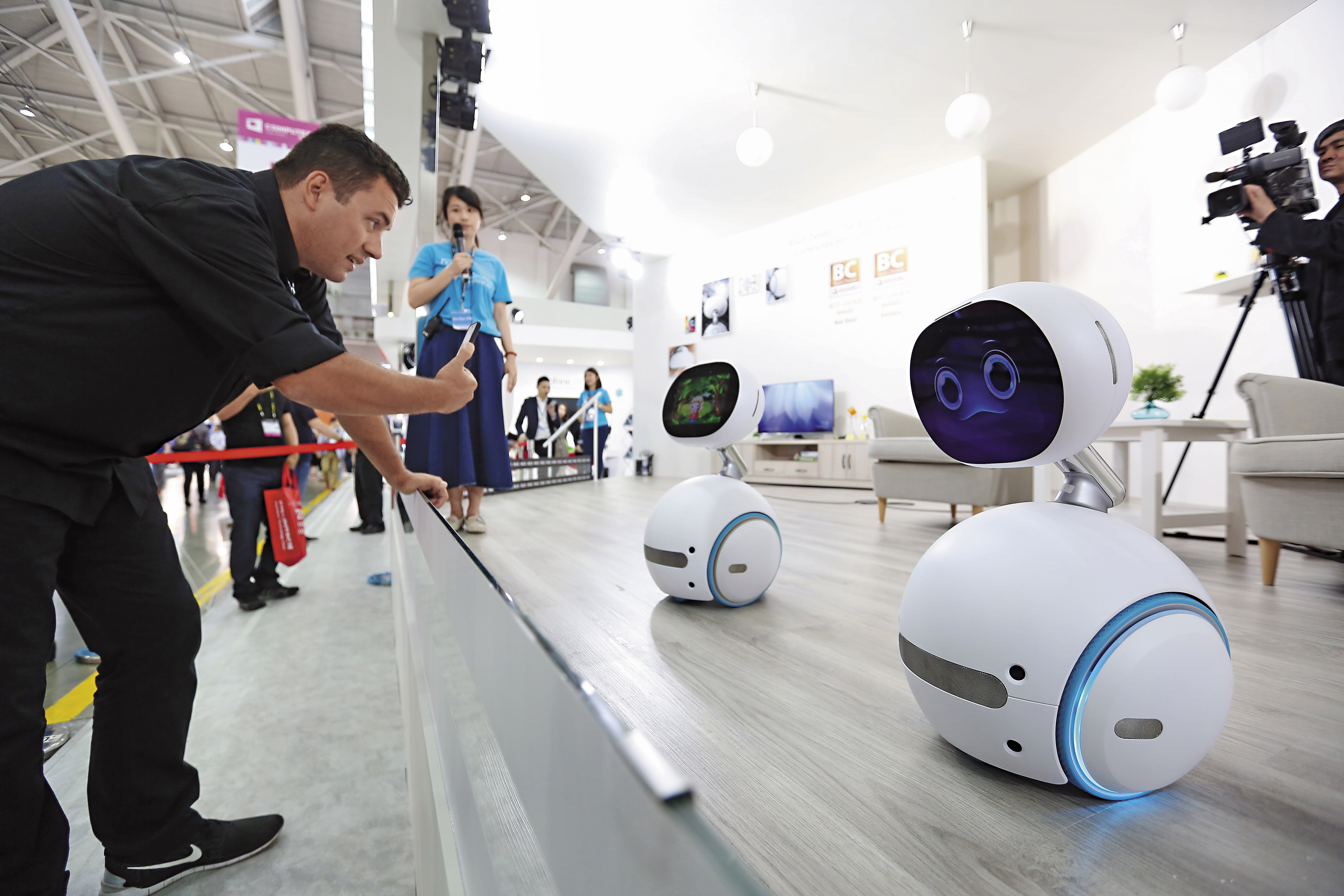 前瞻基礎建設計畫關於AI發展的項目只有20億元，任務是建立「智慧機器人創新自造基地」，只是傳統科技代工業的延伸。