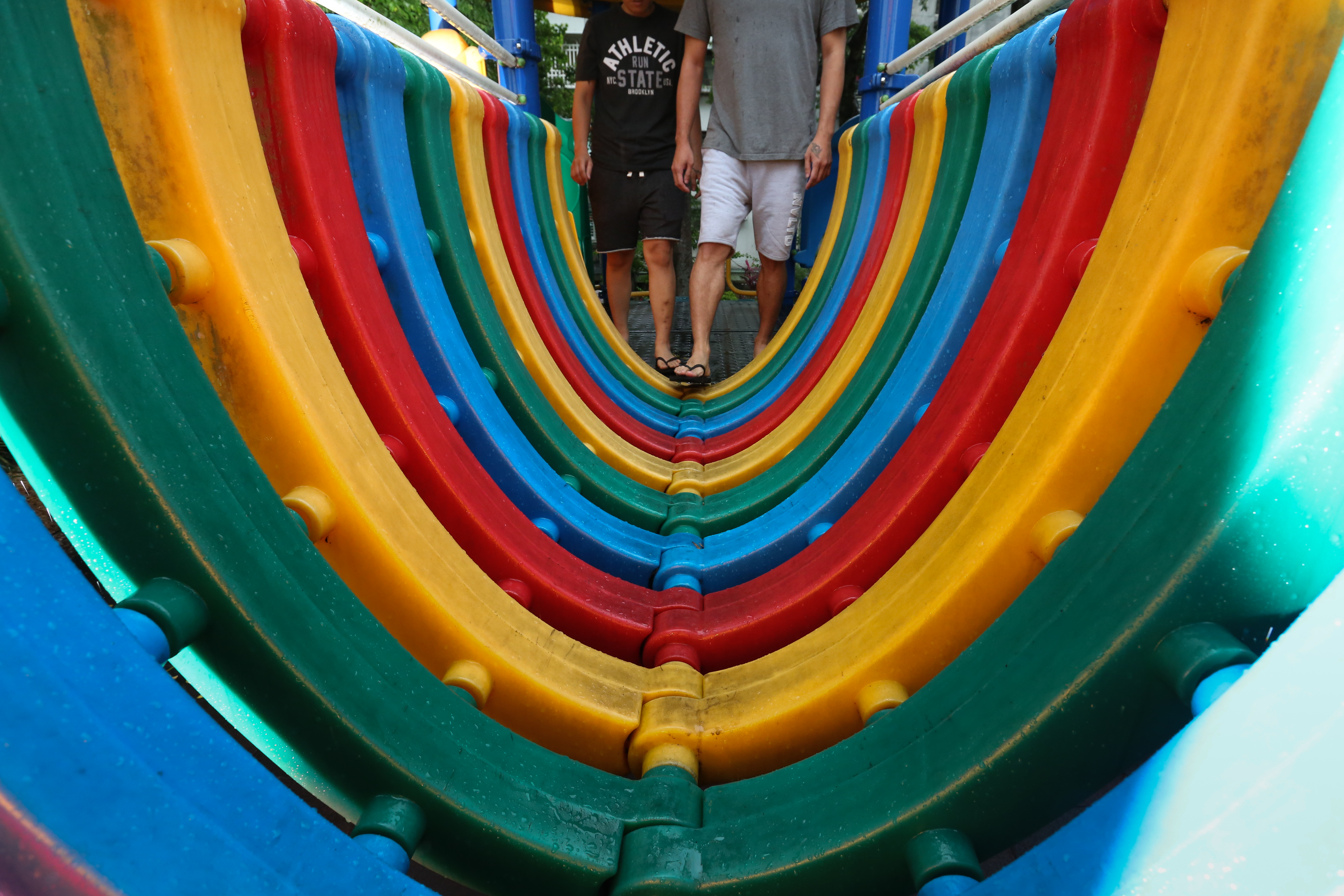 Cooper和小安是一對同志兄妹，二人感情極好，住在一起許多年。