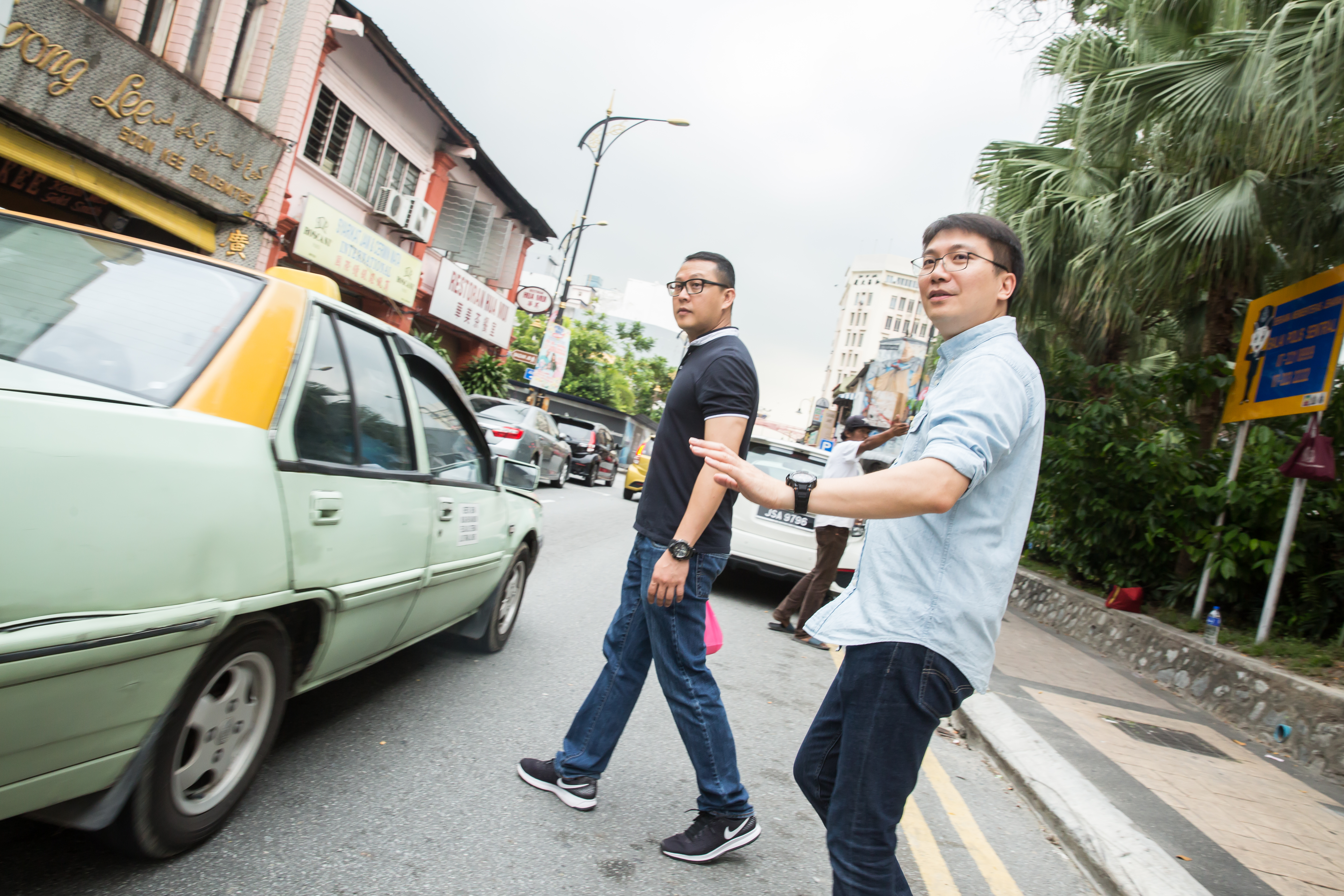 全宇生技董事長彭士豪（右），年紀輕輕就在異鄉馬來亞打拚20多年，練就一身說話本領。