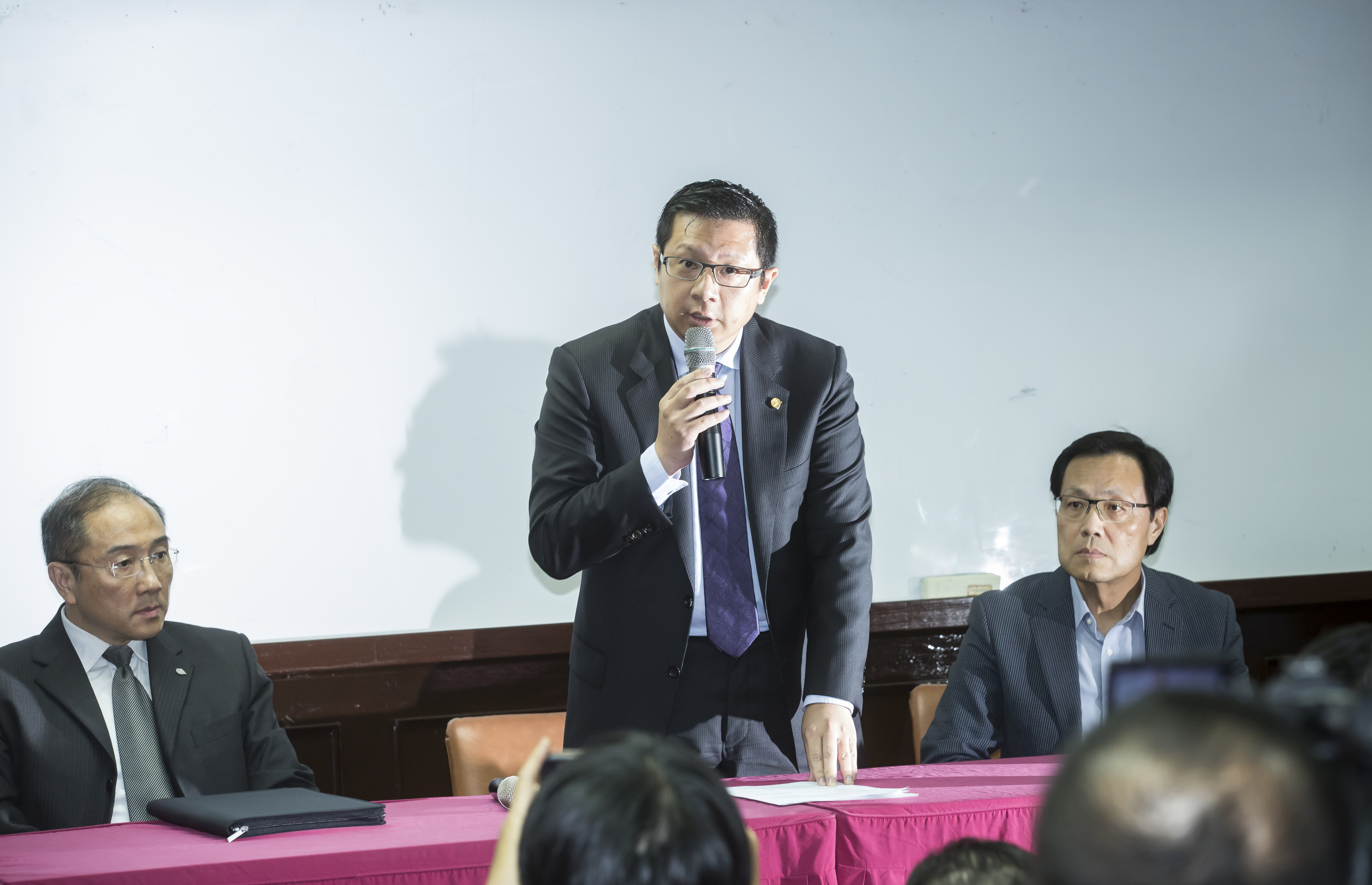 檢調偵辦復興航空內線交易案,意外查出興航董座林明昇擁有高達19輛保時捷,其中2輛登記在自己名下,5輛純蒐藏無車牌,其餘12輛都登記在自己與胞弟合資的租賃公司名下。