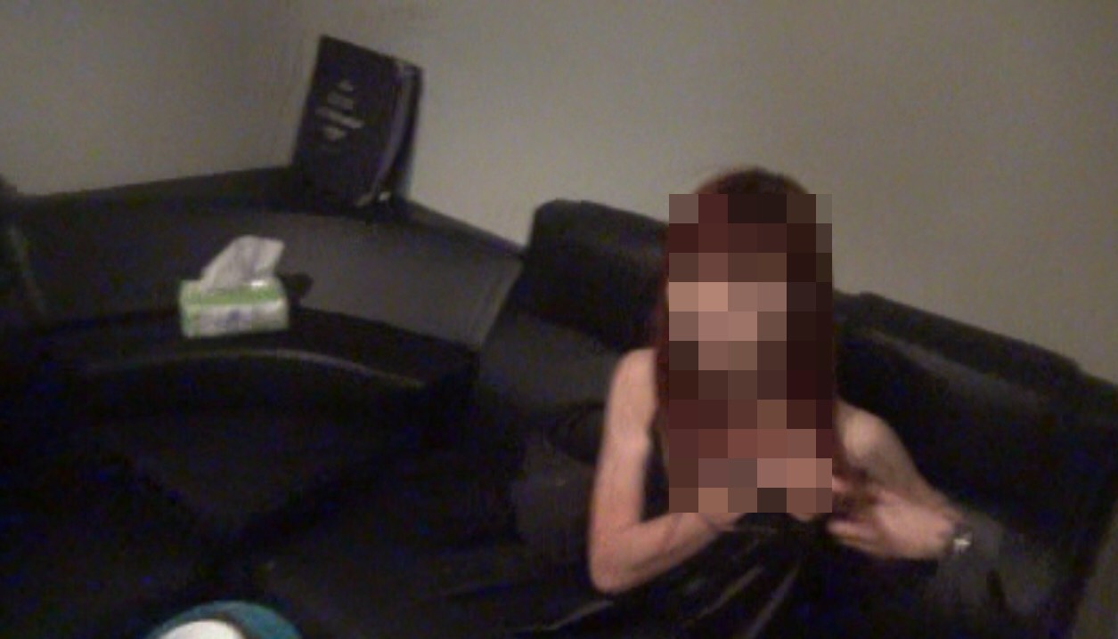 見警查緝，半裸酒女趕緊用衣服遮蔽。