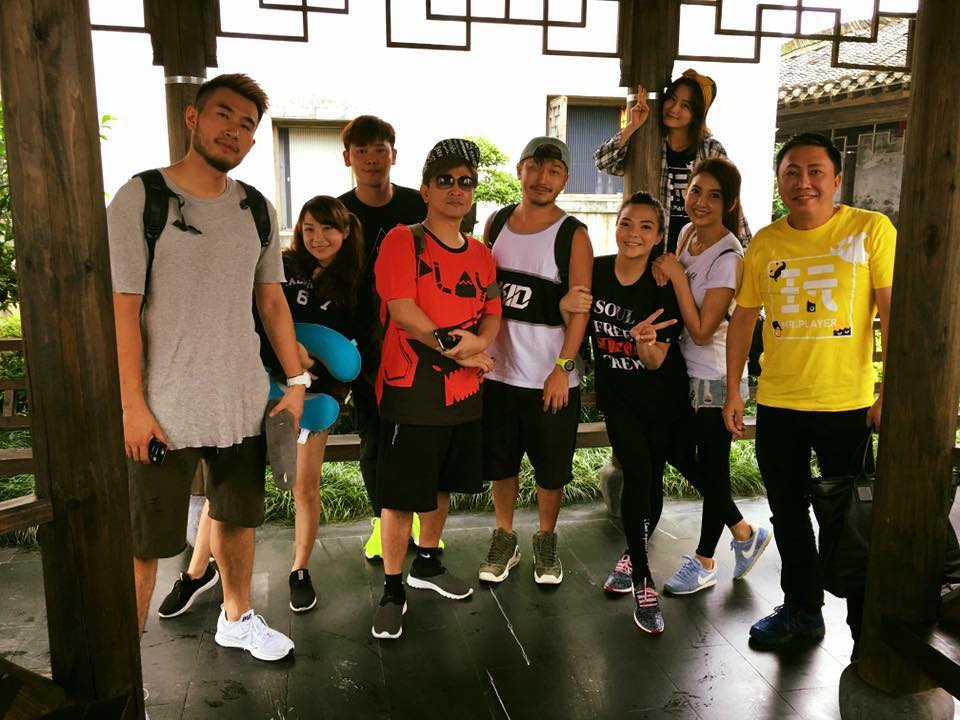 韋汝（右2）嫁不進豪門，但也上了很多外景節目，努力賺奶粉錢。（翻攝臉書）