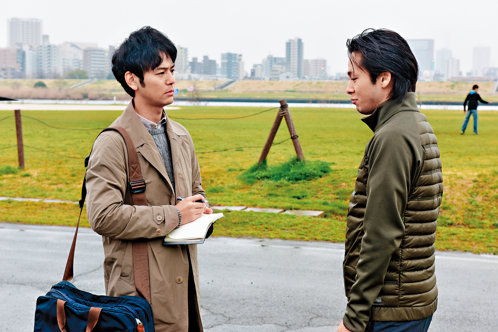 妻夫木聰在《愚行錄》飾演週刊記者，追查一件滅門血案，卻發現涉入虐兒案的妹妹竟也與凶案有所瓜葛。（絕色國際提供）