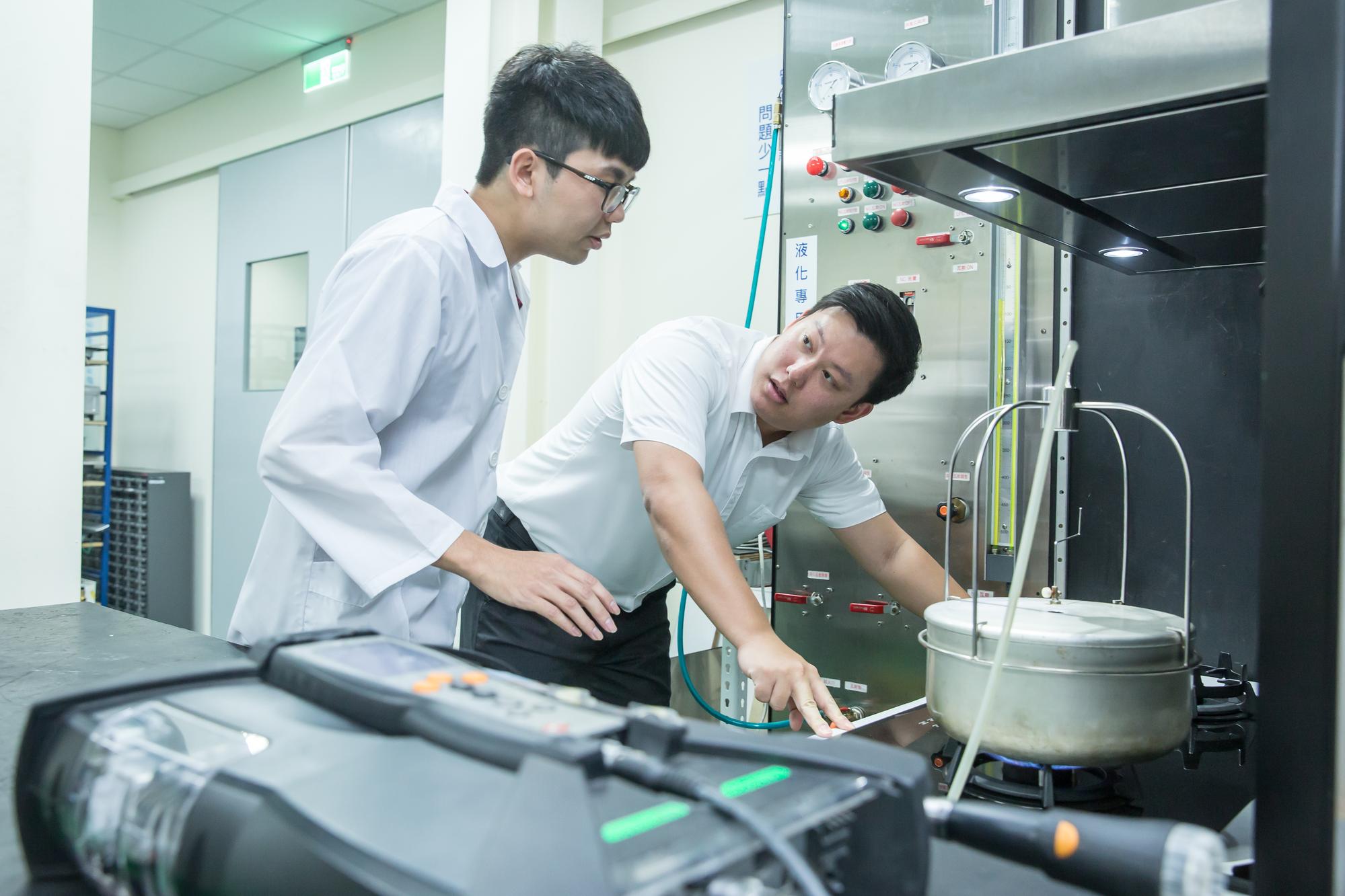退伍後就到自家公司從基層做起，侯劭諺（右）更能傾聽基層員工的聲音，重視溝通。