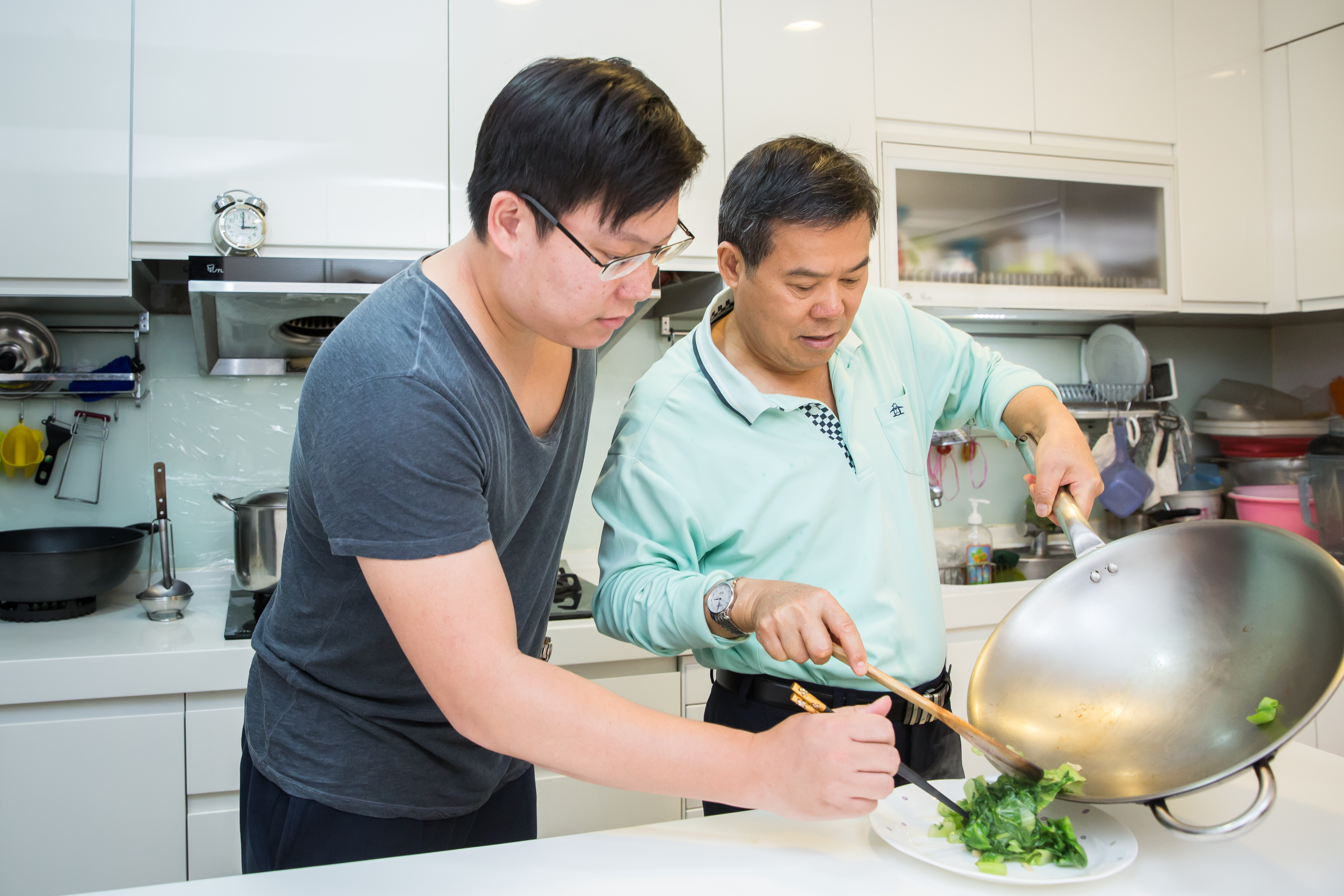 很重視家庭生活的侯振寬（右），與兒子侯劭諺（左）就住在隔壁，2人偶爾一起下廚。