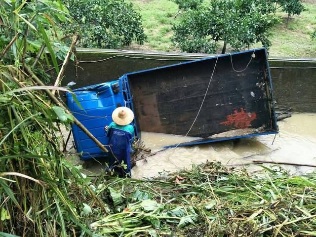 警消在車子翻覆處下游150公尺處發現徐姓水電工屍體，研判他從車裡脫困後，被暴漲激流滅頂。