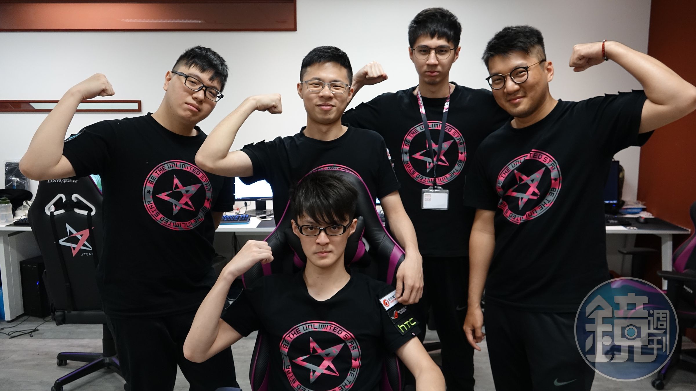 由平均年齡21歲的大男孩組成的「J Team」，平時生活、練習都在一起，懂得自我管理是訓練以外的重要功課。（左起：Bebe、Morning、Refra1n、Jay　前：Fofo）（杰藝文創提供）