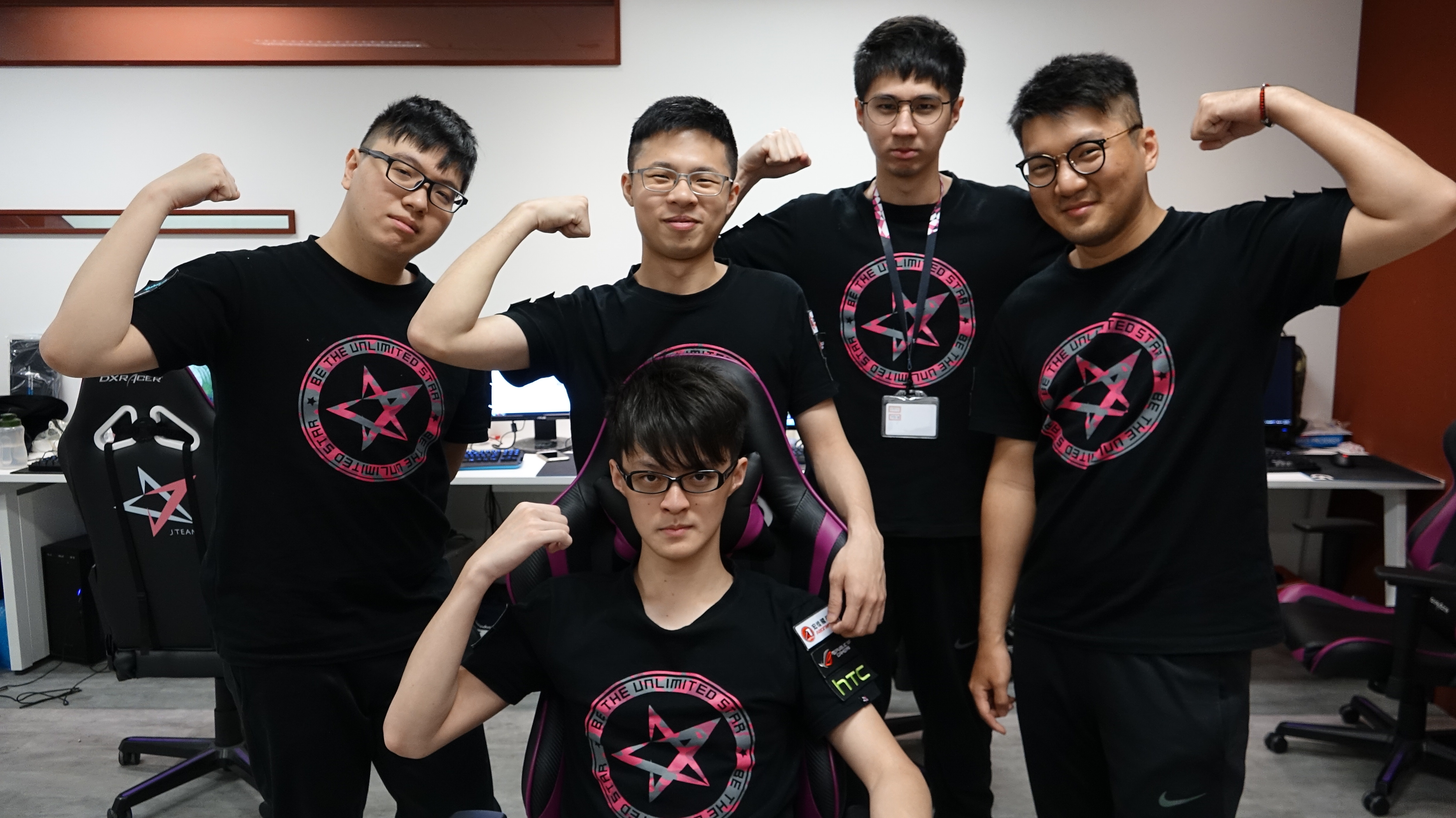 由平均年齡21歲的大男孩組成的「J Team」，平時生活、練習都在一起，懂得自我管理是訓練以外的重要功課。（左起：Bebe、Morning、Refra1n、Jay　前：Fofo）（杰藝文創提供）