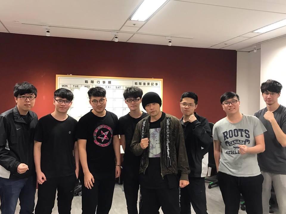 周杰倫(右4)只要有空,就會到訓練中心看團員練習。(杰藝文創提供)