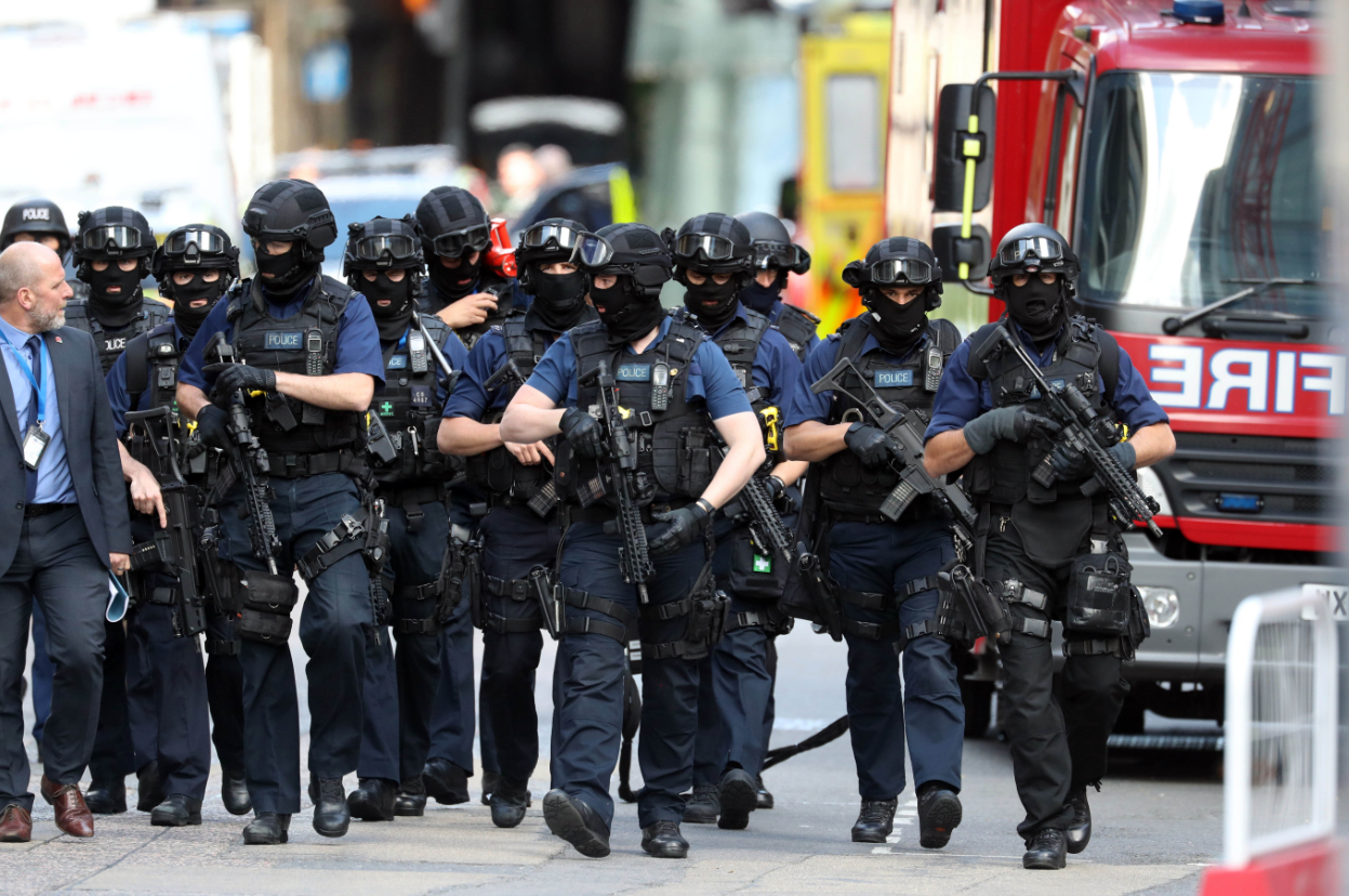 全副武裝的安全人員在3日恐攻後，在案發的倫敦大橋上嚴密戒備。（東方IC）