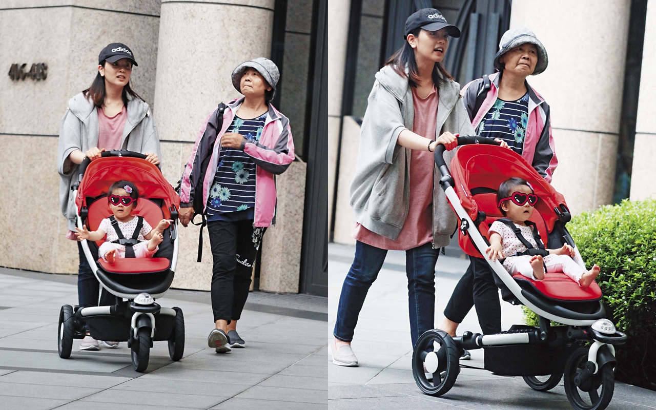 喻虹淵（左）和喻媽推著要價2萬多元的法國品牌嬰兒車，帶女娃在自家豪宅附近散步。喻虹淵女兒目前10個月大，大眼、挺鼻和爸爸超級相似，宛如女版仔仔。