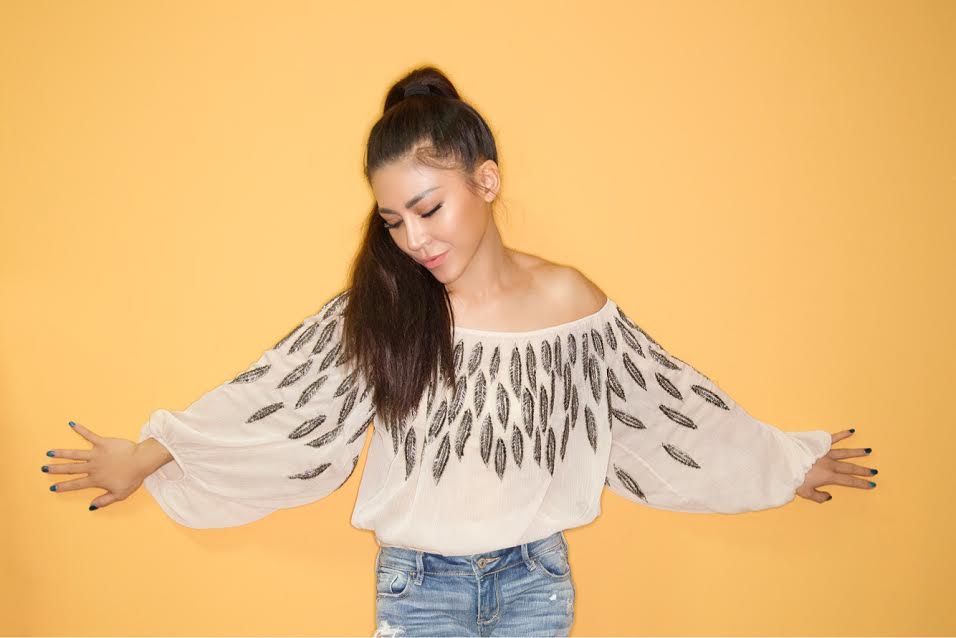 艾怡良伸出雙手擁抱同志。