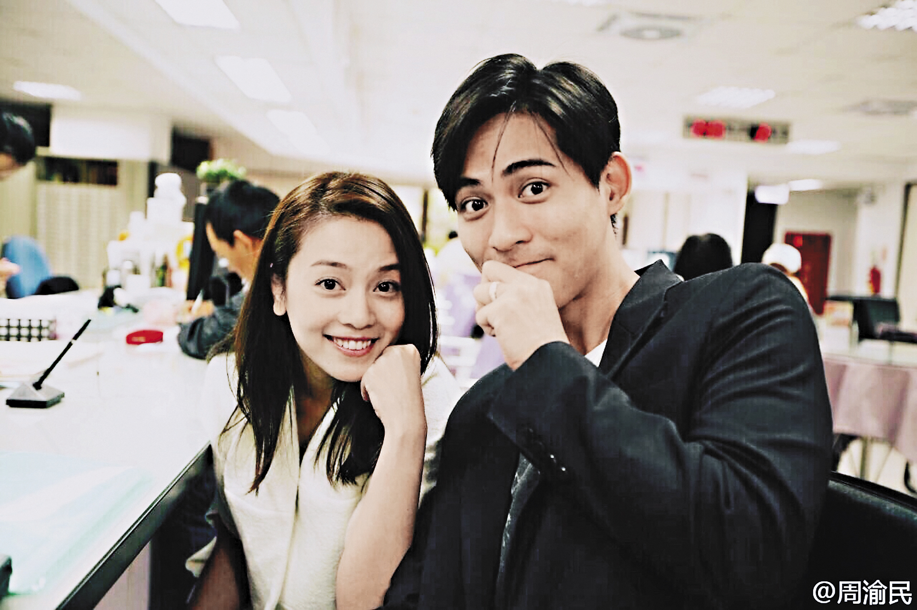 前年底仔仔和喻虹淵公布到戶政事務所結婚登記，震驚演藝圈。（翻攝自周渝民微博）