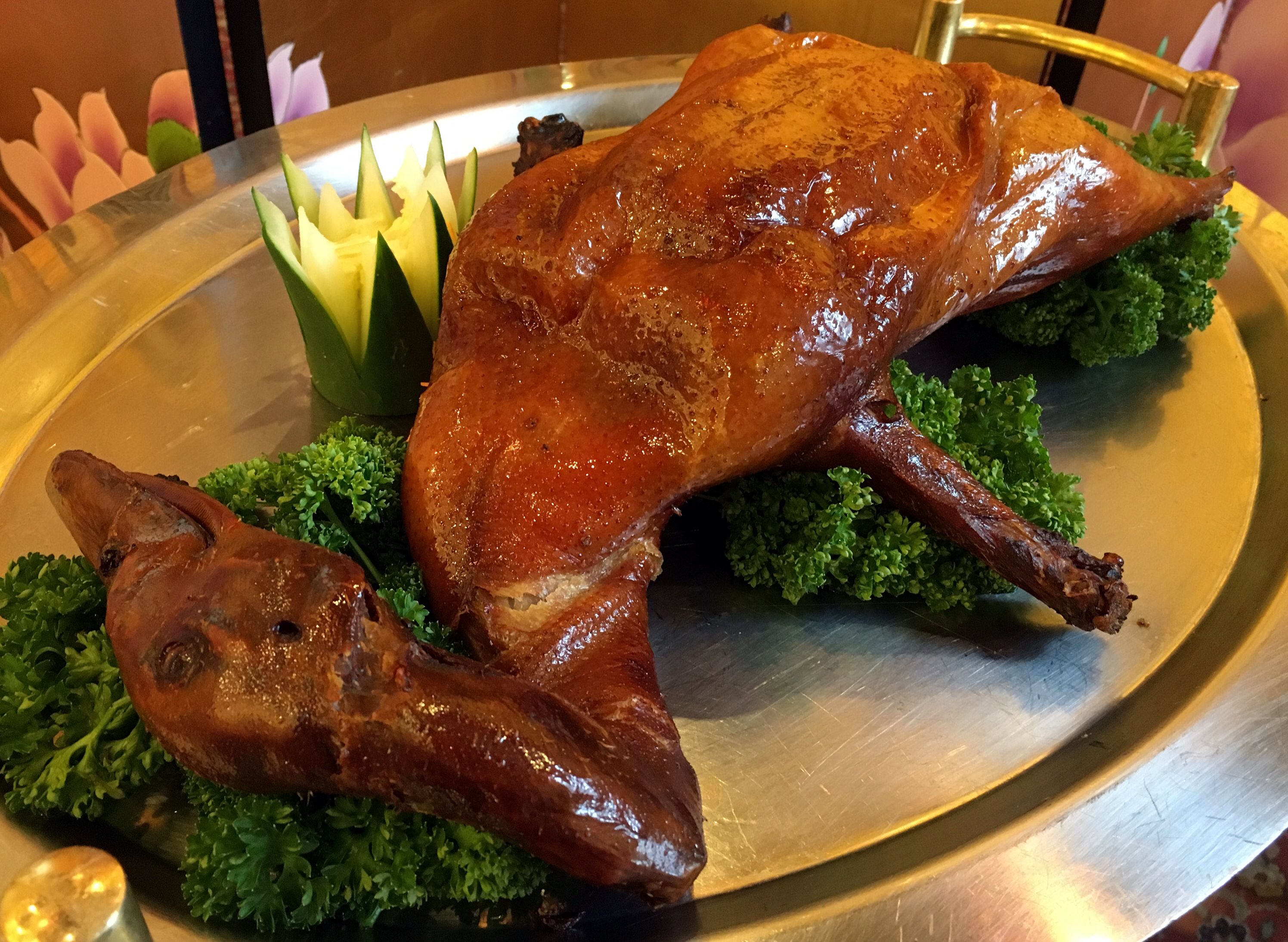 「天成大飯店TICC 世貿會館」推出限時優惠活動，消費滿額就送「片皮櫻桃烤鴨一份」兌換券。