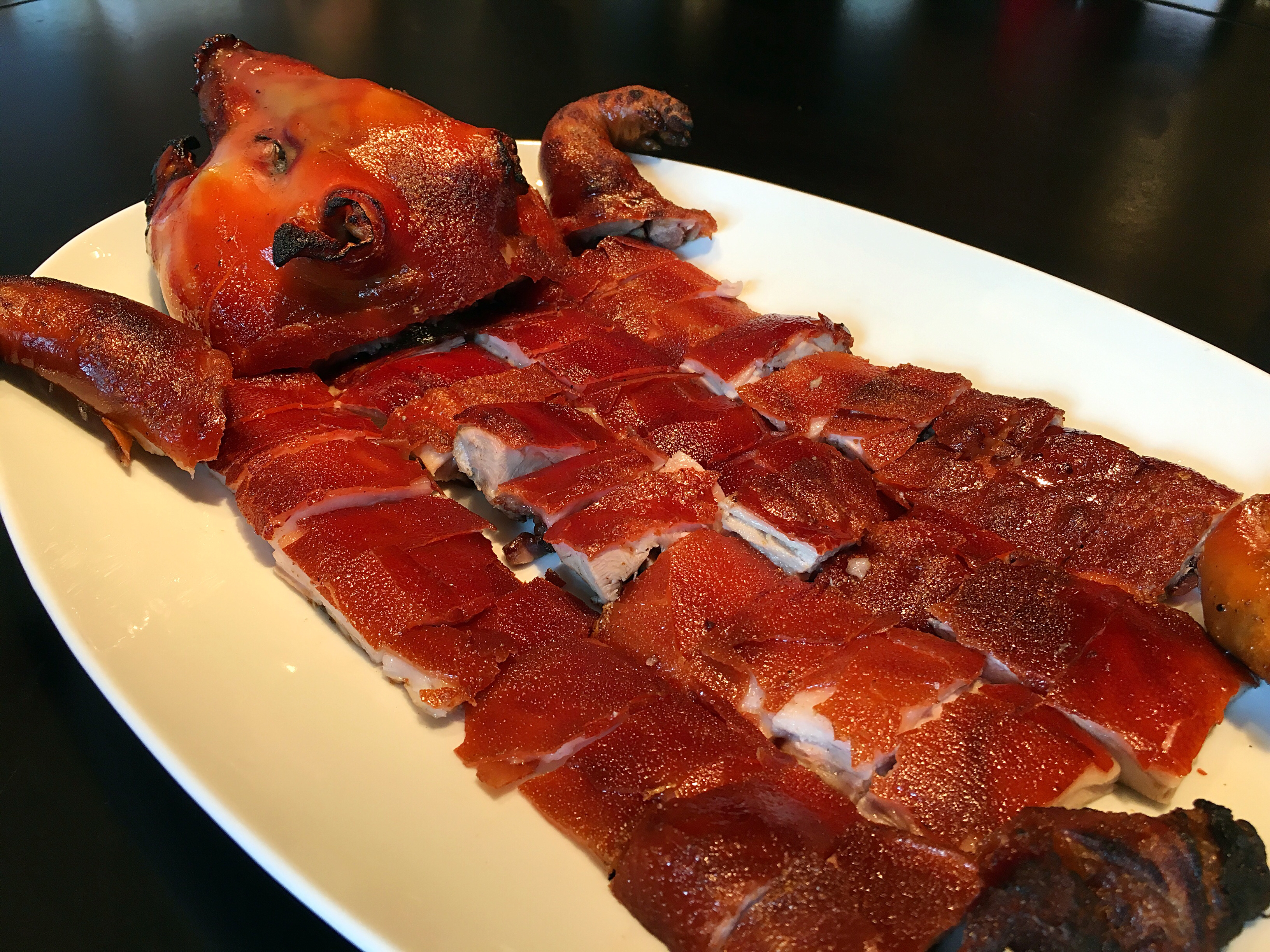 「鴻運乳豬全體」是香港富豪飯堂「福臨門」的鎮店名菜。