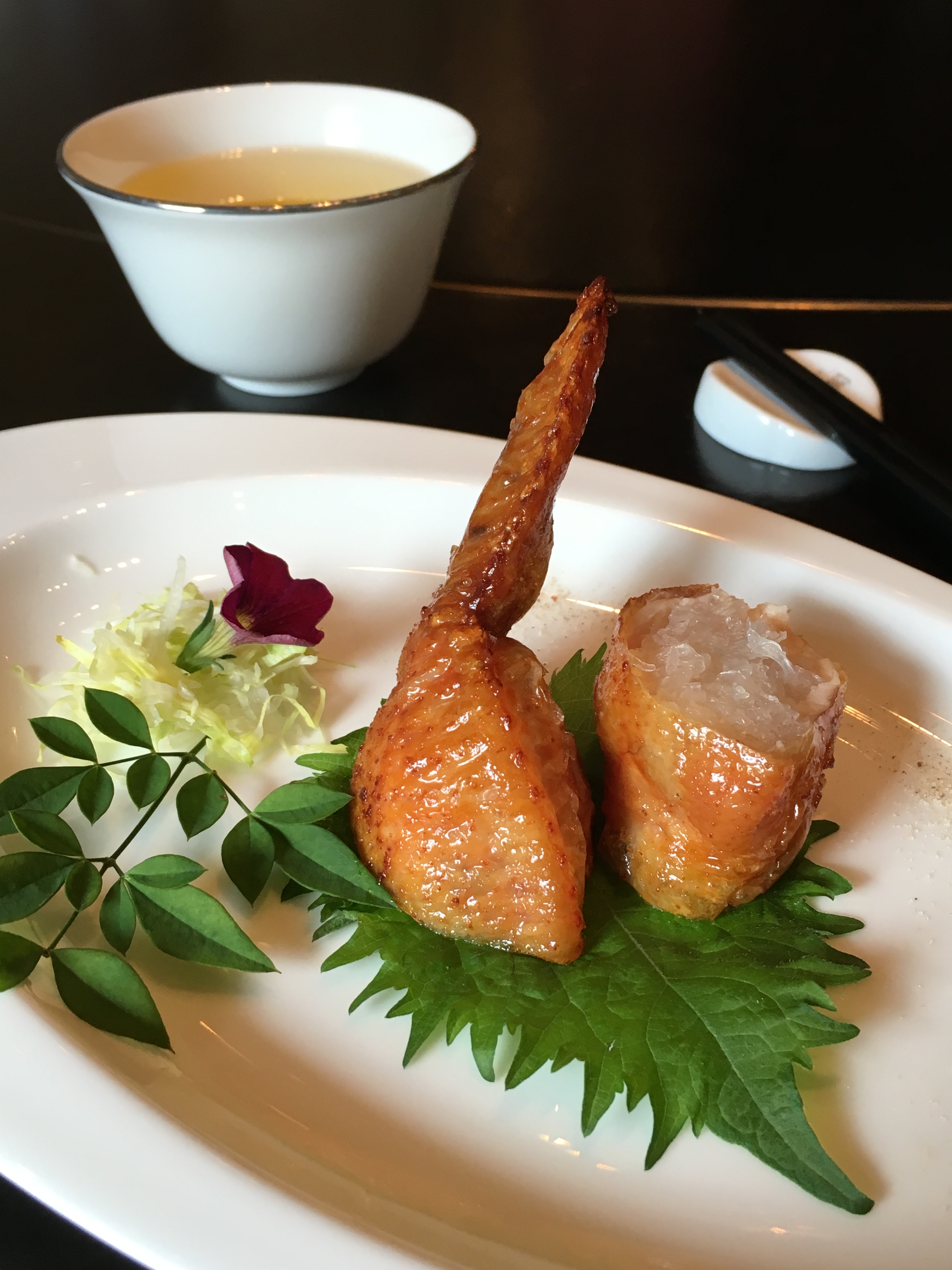 「燕窩釀雞翼」的雞皮竟如脆皮烤鴨般酥脆，鑲嵌的燕窩飽含上湯的鮮美滋味。