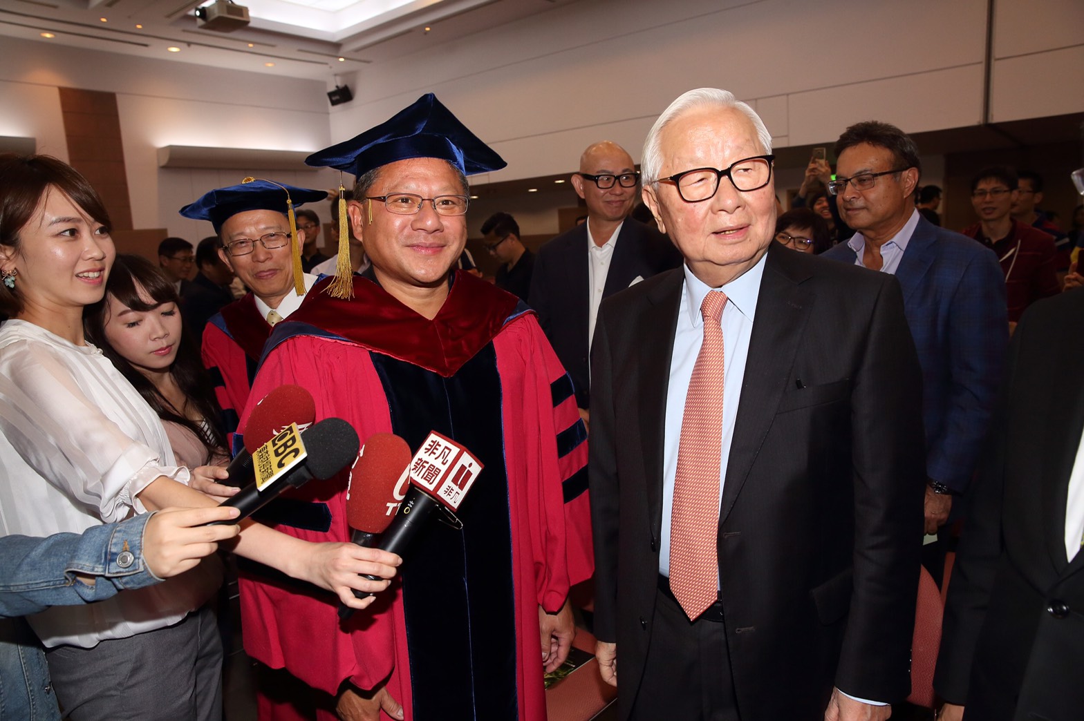 黃仁勳(左)獲得交大頒發榮譽博士學位,台積電董事長張忠謀(右)表示,AI(人工智慧)將帶給輝達另一個30年成長機會。