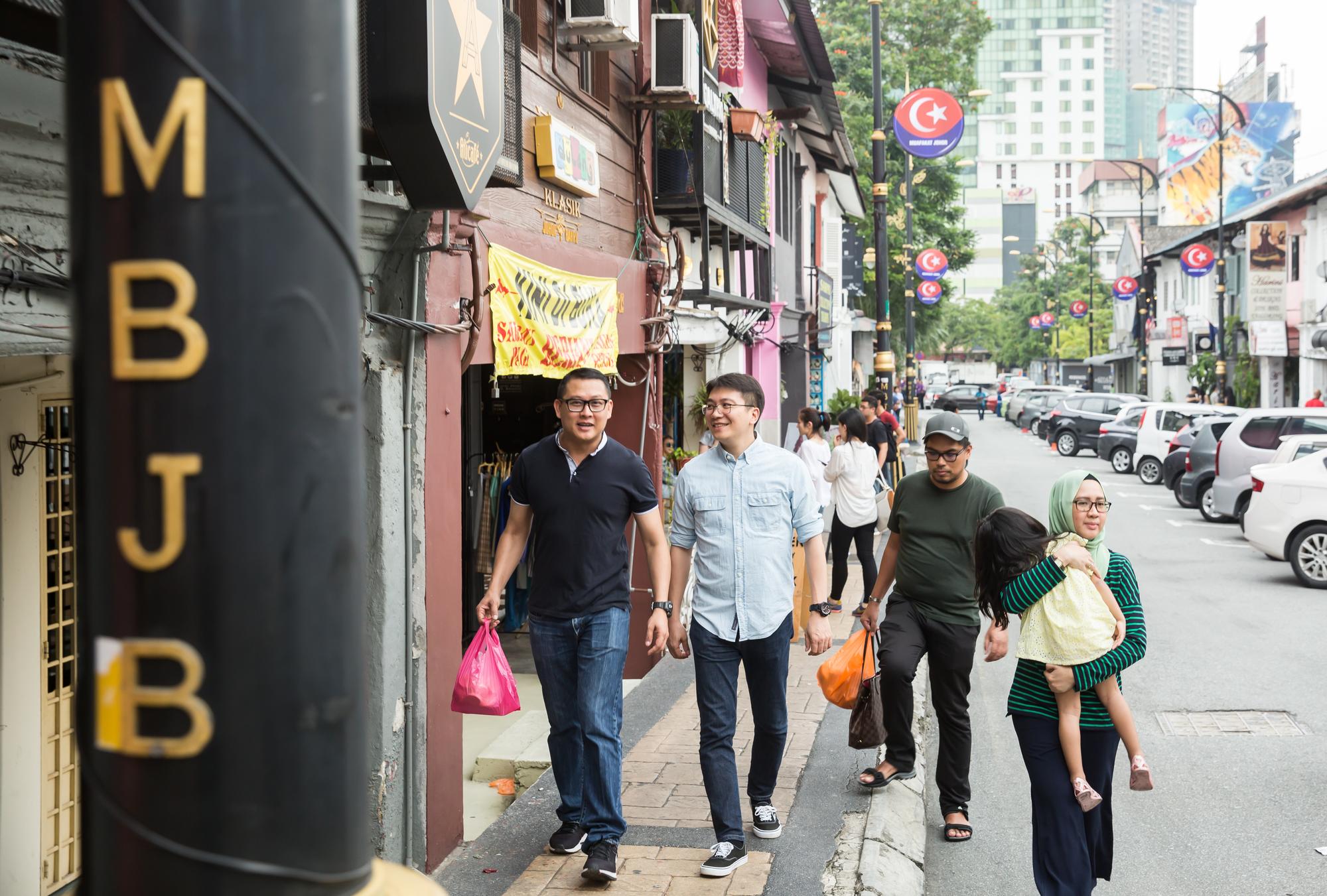 全宇生技董事長彭士豪（左二），30歲不到就在異鄉馬來西亞創業，接觸各國客戶和員工，培養看人技巧。