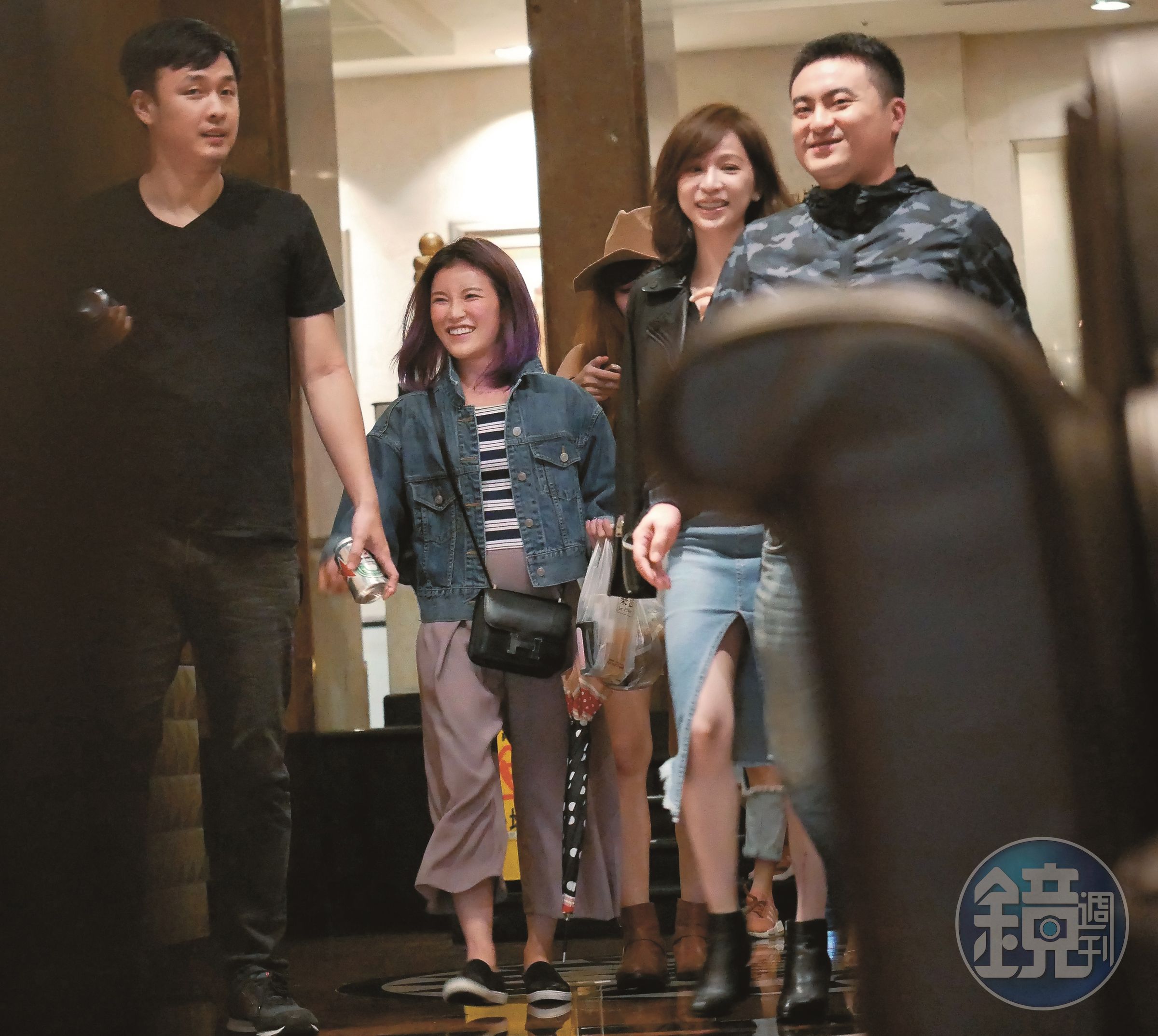 2月與姚元浩分手後，王心凌寄情於工作及朋友聚會，4月20日本刊直擊她與愷樂等好友唱KTV，滿臉笑容氣色不錯。