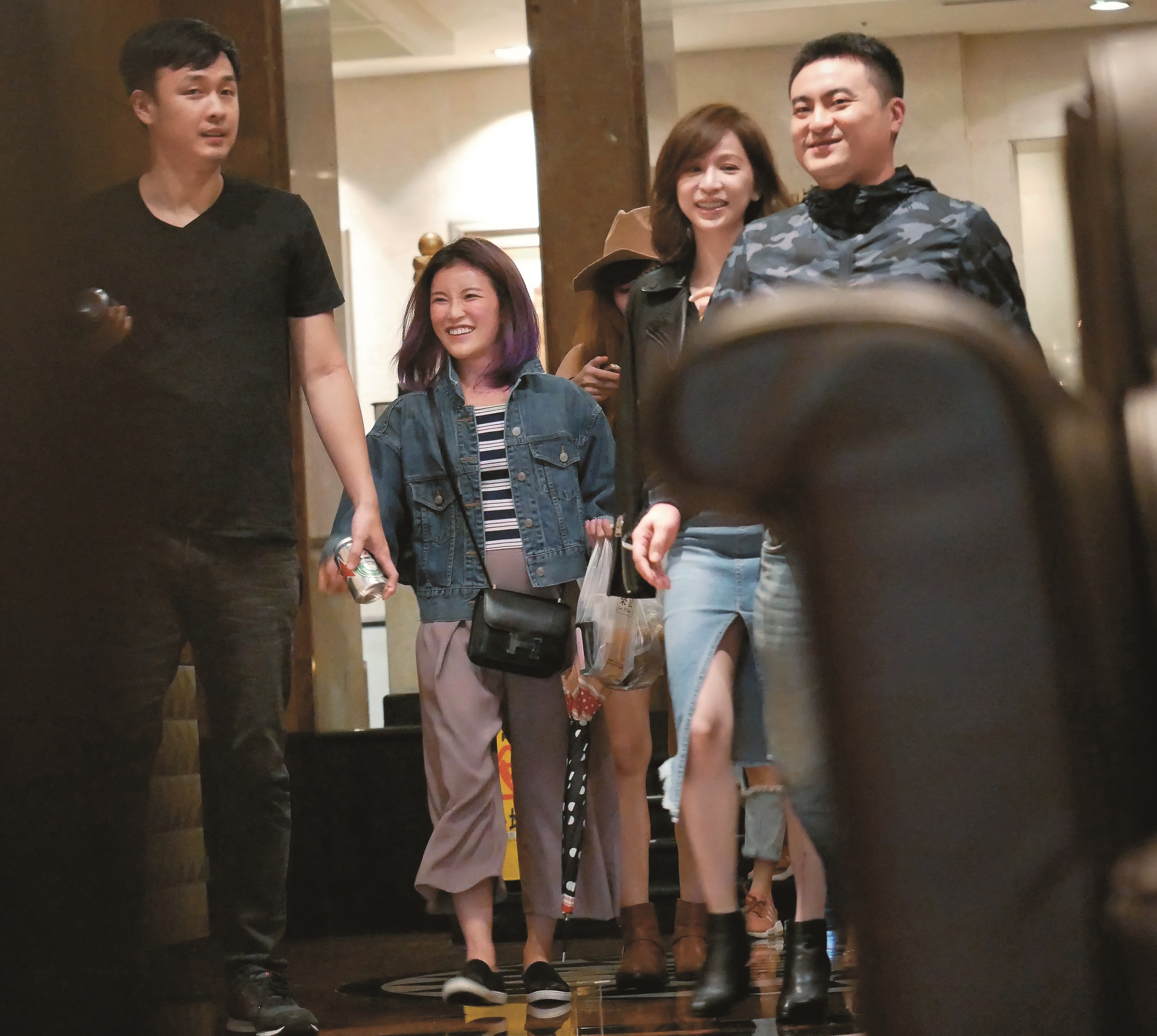 2月與姚元浩分手後，王心凌寄情於工作及朋友聚會，4月20日本刊直擊她與愷樂等好友唱KTV，滿臉笑容氣色不錯。
