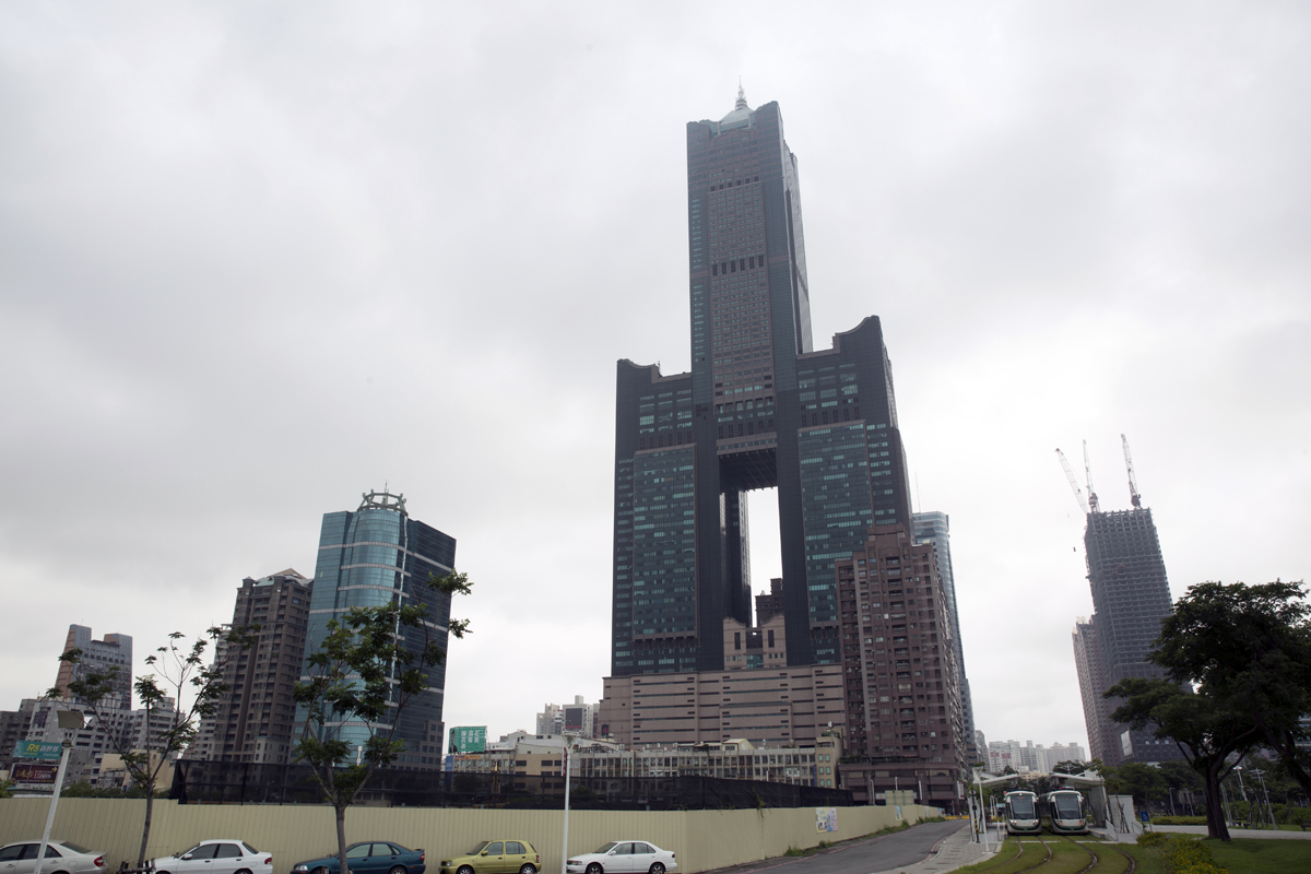 林崑海與練台生合作房地產事業，曾一起標下高雄85大樓部分樓層。