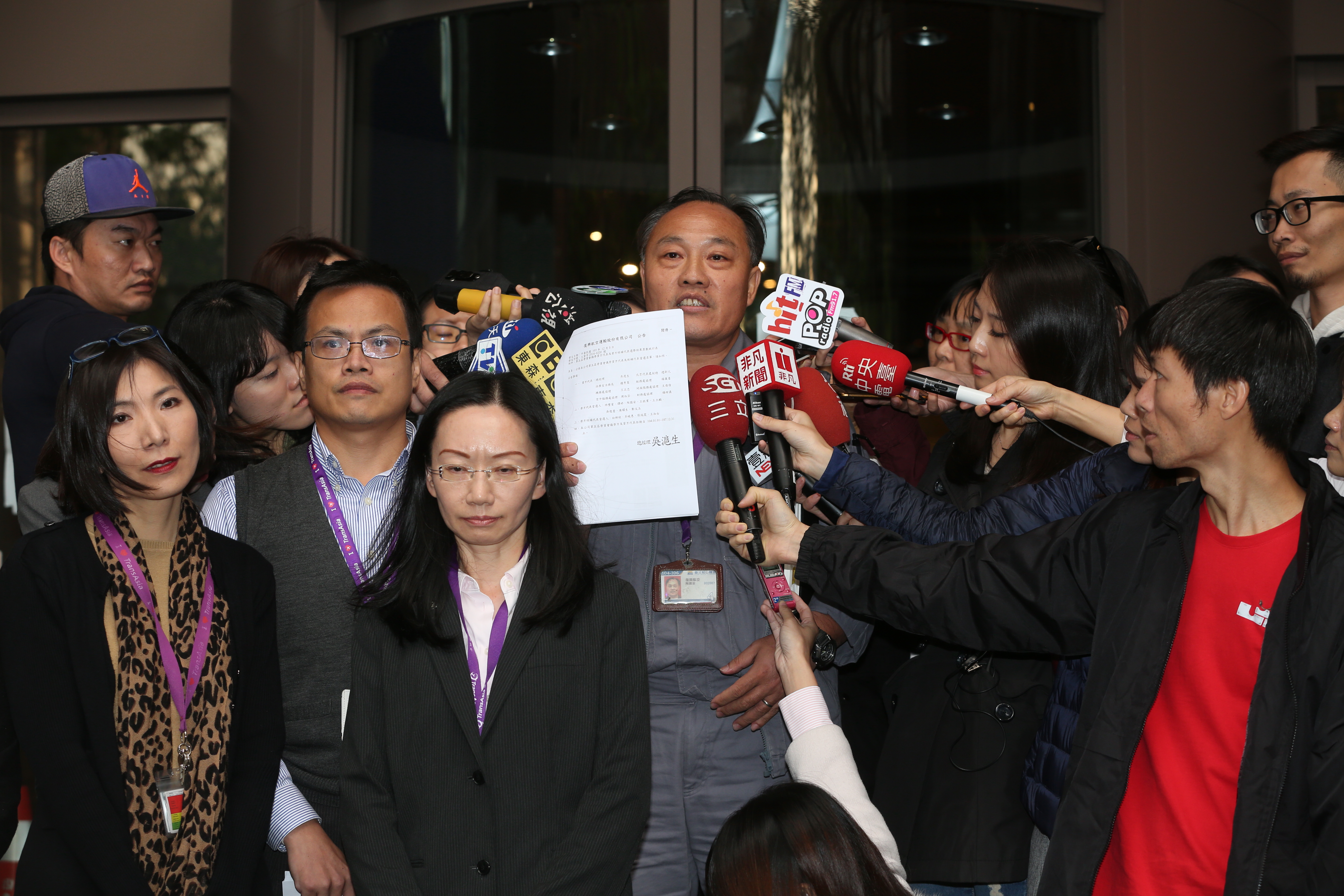 興航第五次勞資協商，復興航空勞資會議勞方機務代表陶國安（圖中）在會後也指出，資方達成初步共識。