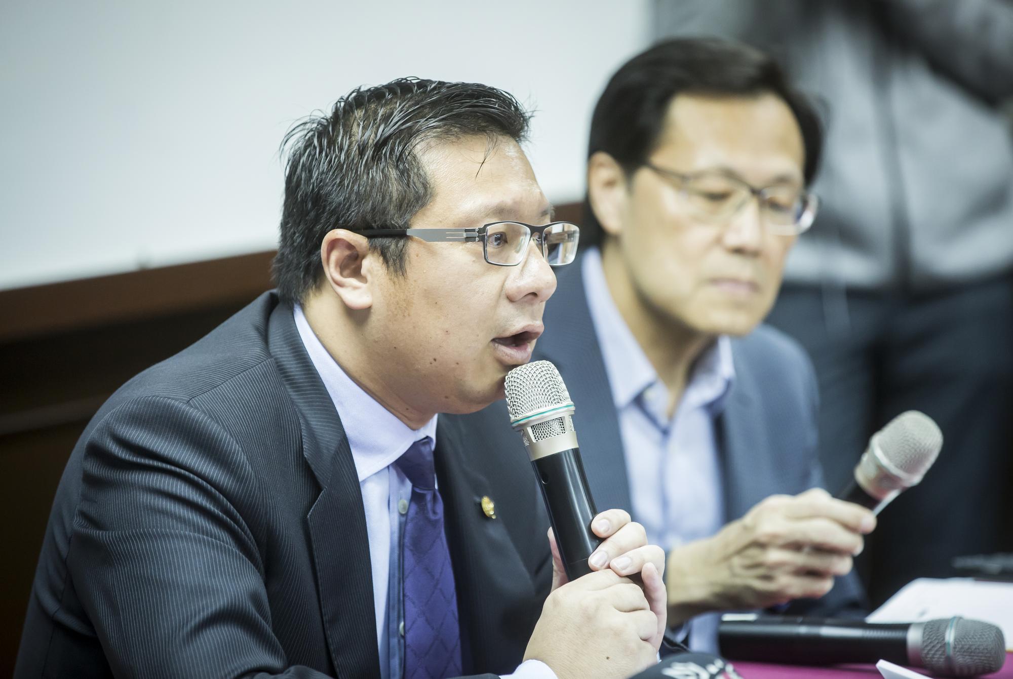 復興航空前董事長林明昇因不堪虧損,決定解散公司。