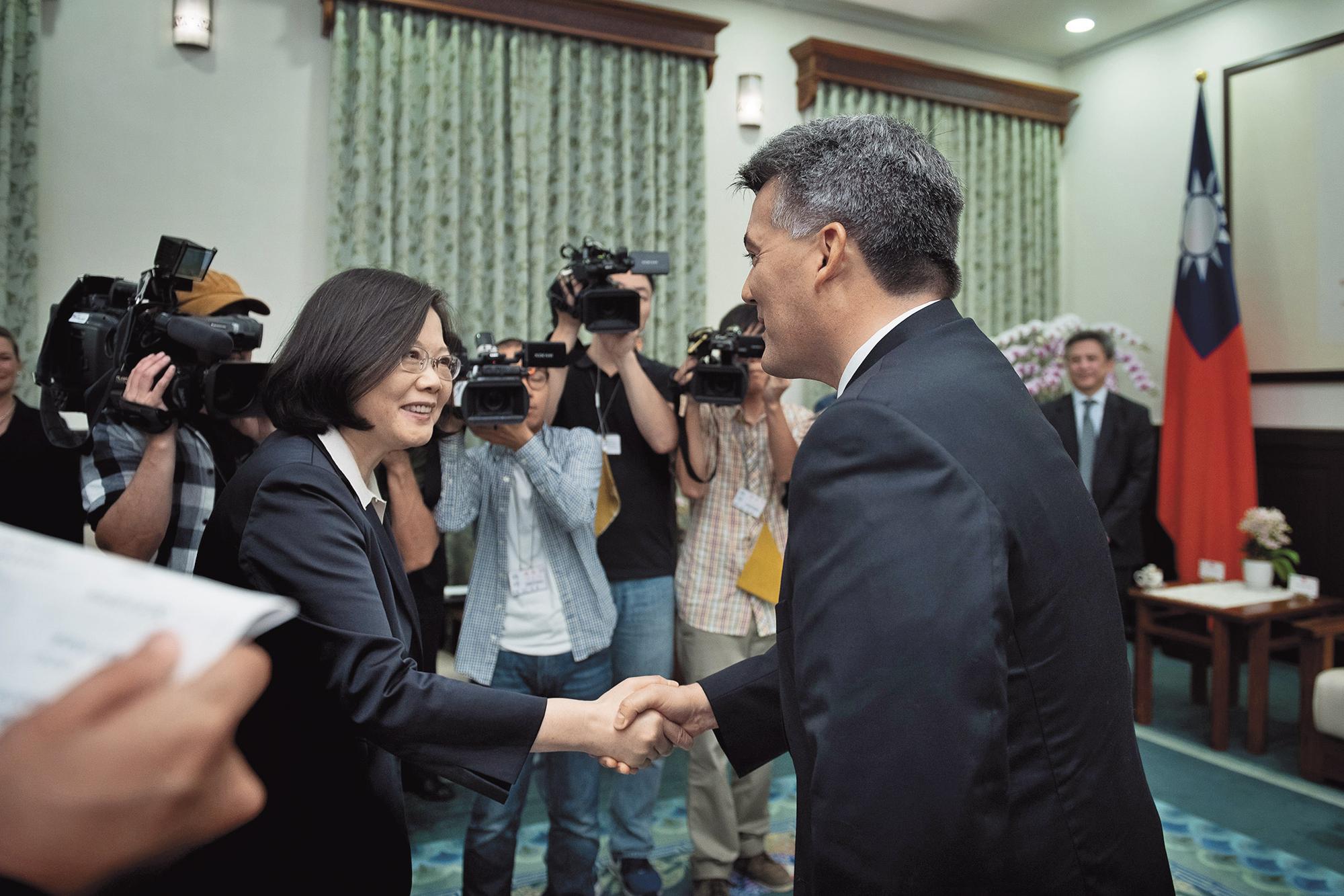 蔡英文（左）接見美國參議院訪問團，再三強調，希望美國能信守台灣關係法，繼續對台出售武器。（總統府提供）