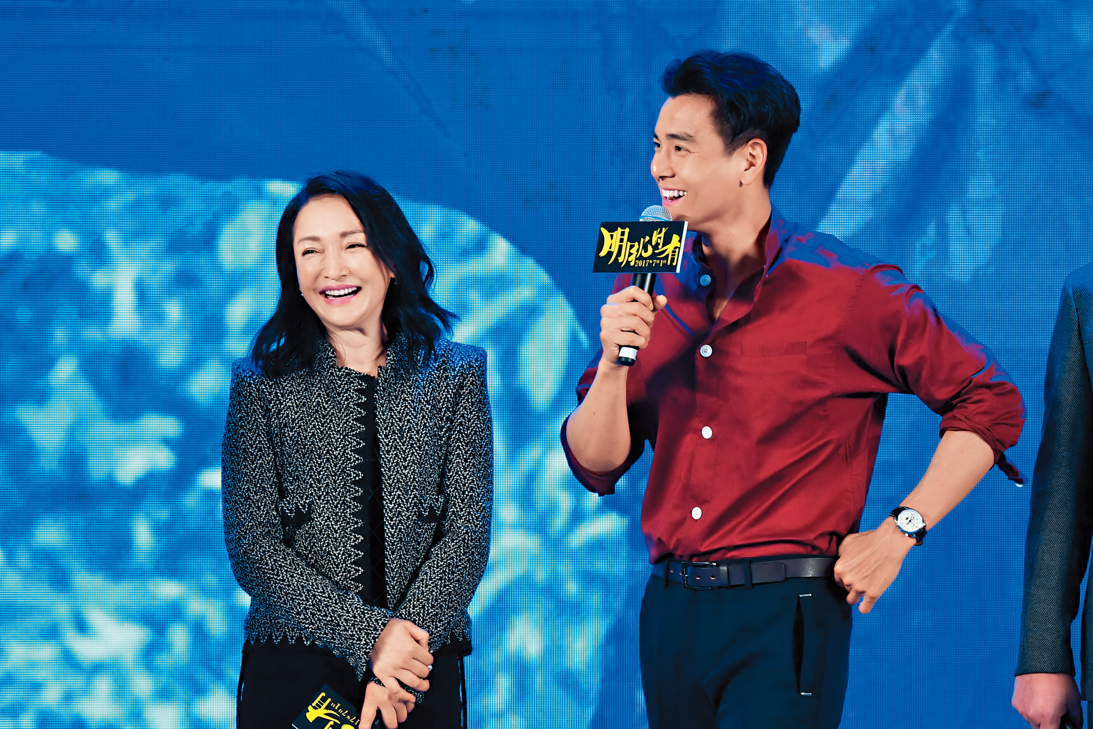 彭于晏（右）作品不斷，與周迅在台上笑容滿面。（東方IC）