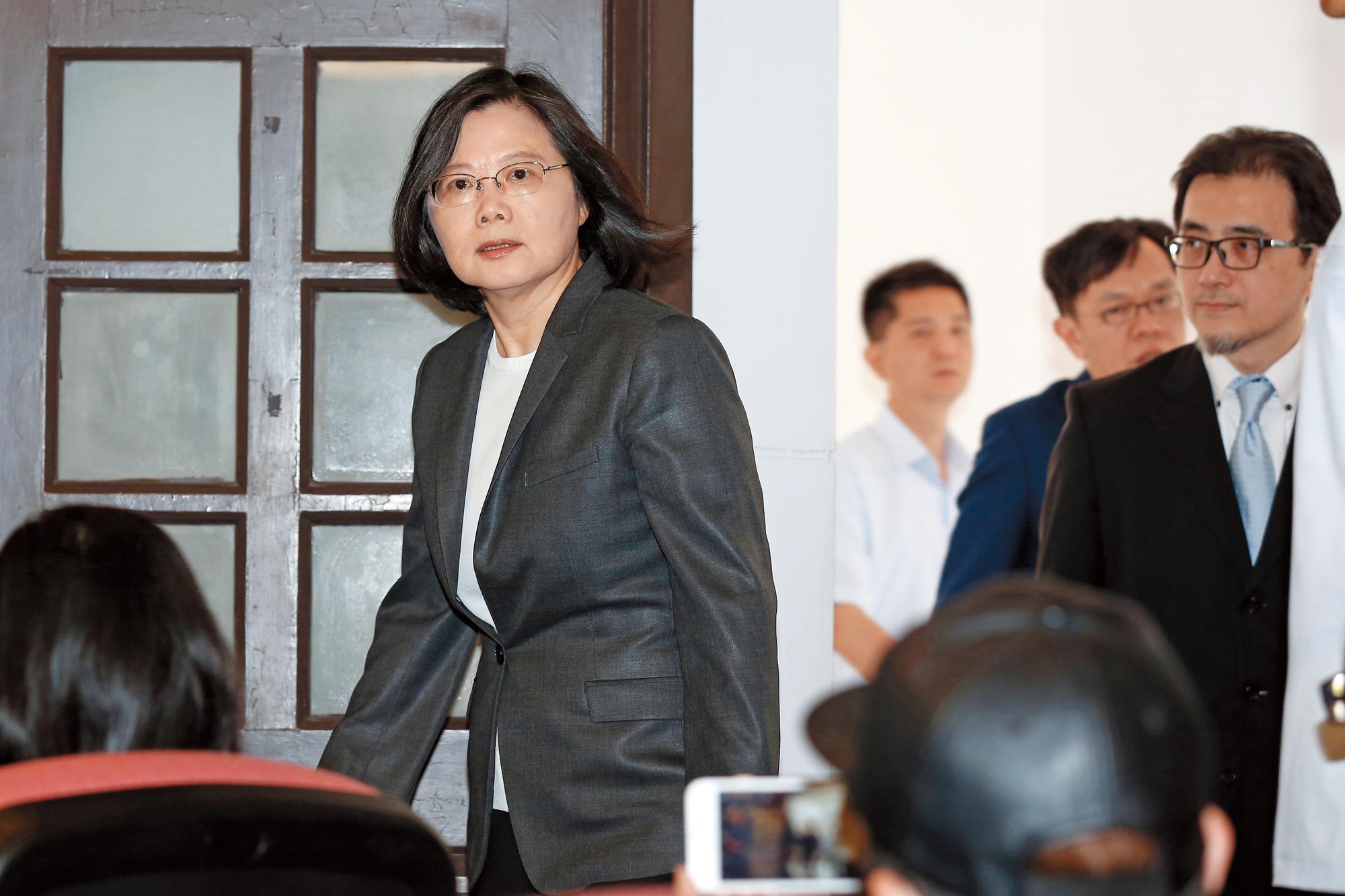 總統蔡英文已明確宣示司改不談特赦扁,但綠營大老及挺扁人士步步進逼,蔡英文是否重新思考赦扁可能性,將面臨難題。