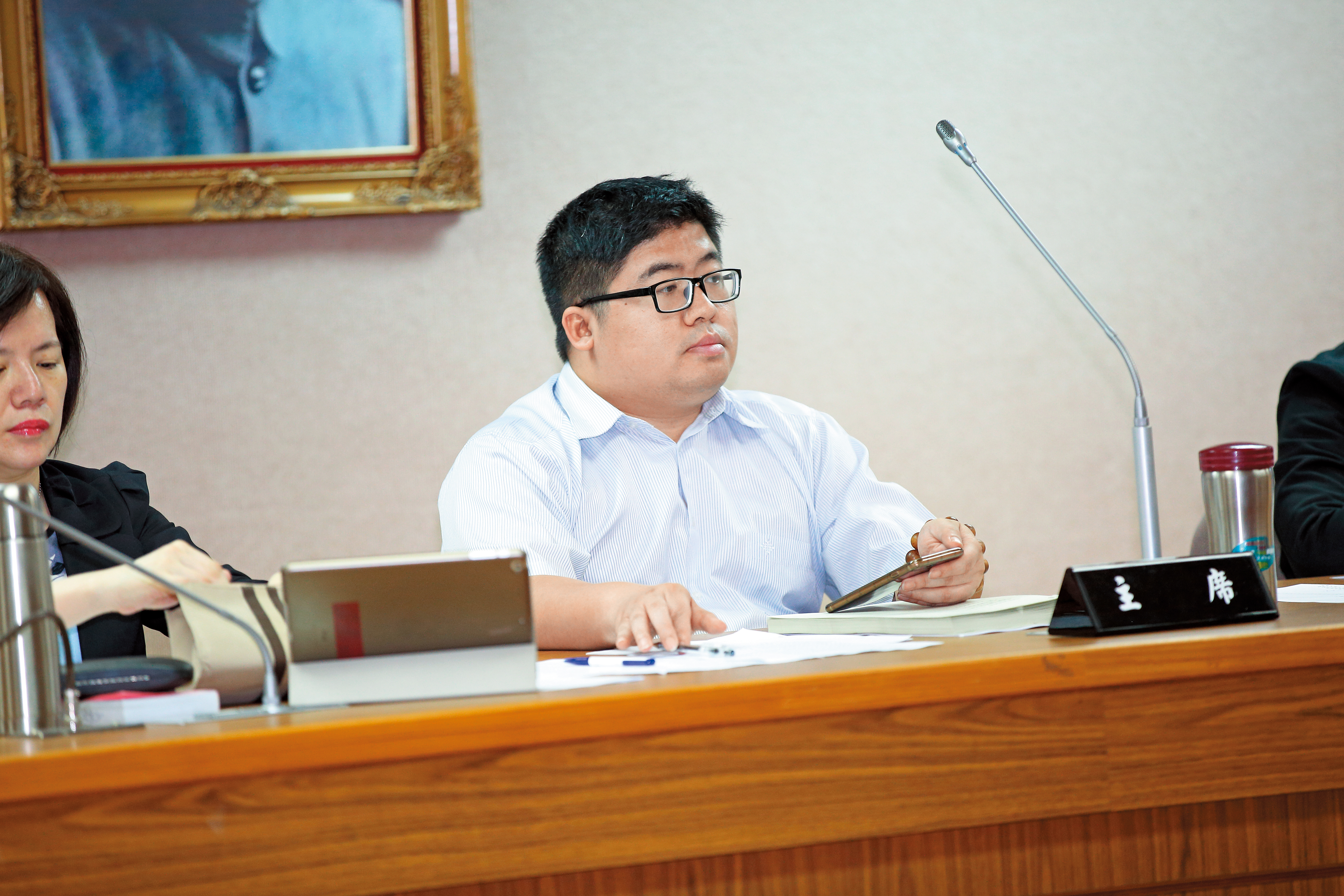 立委蔡易餘提案修訂《赦免法》第3條，不論是否判有罪確定，一律免刑、免罪、免追訴，可望為赦扁困境解套。