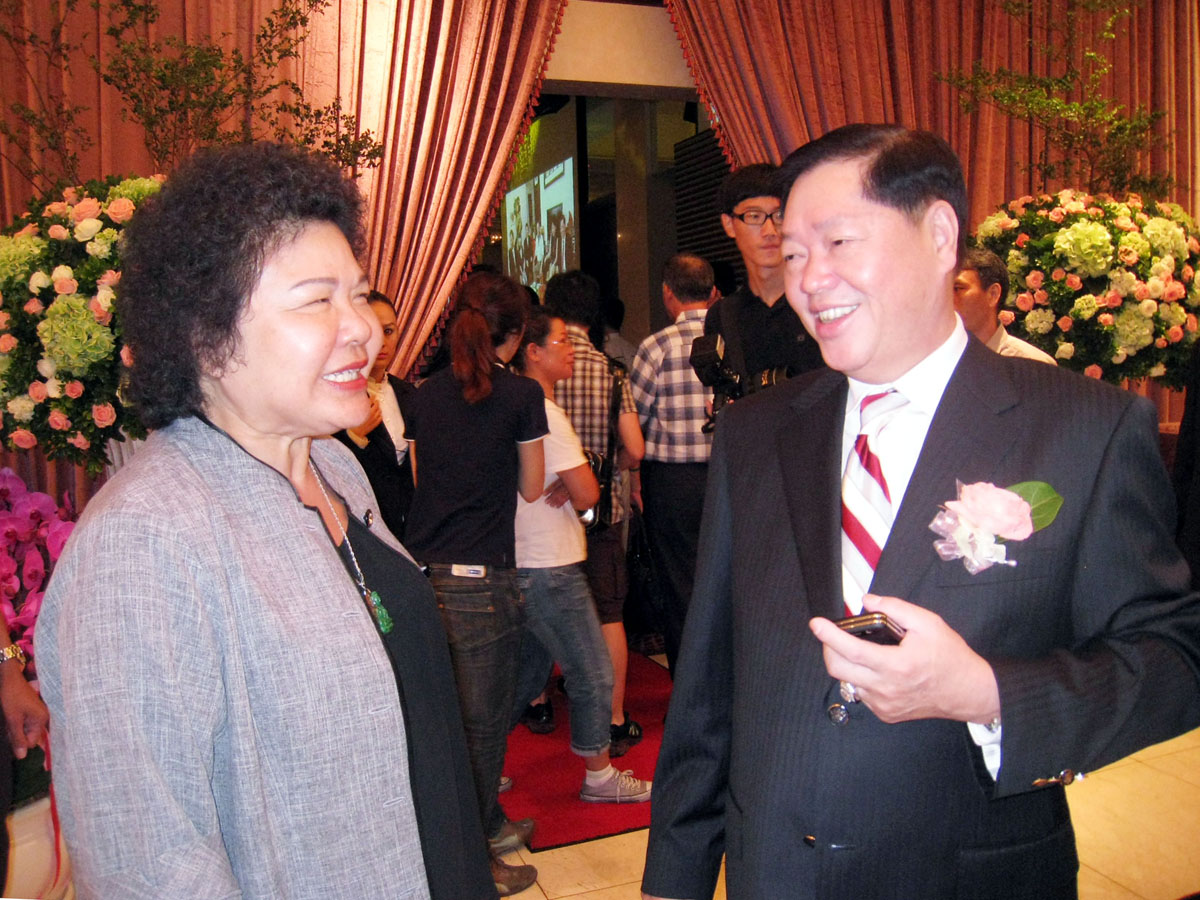 林崑海（右）政媒兩棲，挺綠的他在民進黨具有強大影響力。左為高雄市長陳菊。